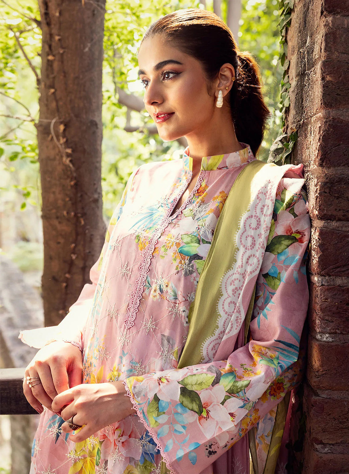 Umang By Motifz Luxury Embroidered Lawn 3 Piece Unstitched Suit MT25ULL D-5570 MABEL Umang By Motifz Luxury Embroidered Lawn 3 Piece Unstitched Suit MT25ULL D-5570 MABEL