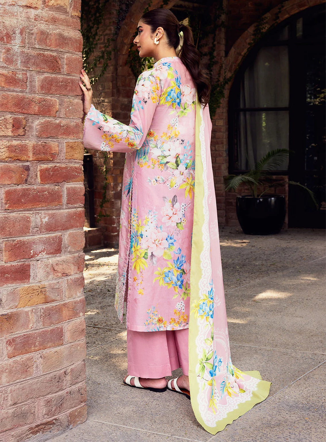 Umang By Motifz Luxury Embroidered Lawn 3 Piece Unstitched Suit MT25ULL D-5570 MABEL Umang By Motifz Luxury Embroidered Lawn 3 Piece Unstitched Suit MT25ULL D-5570 MABEL