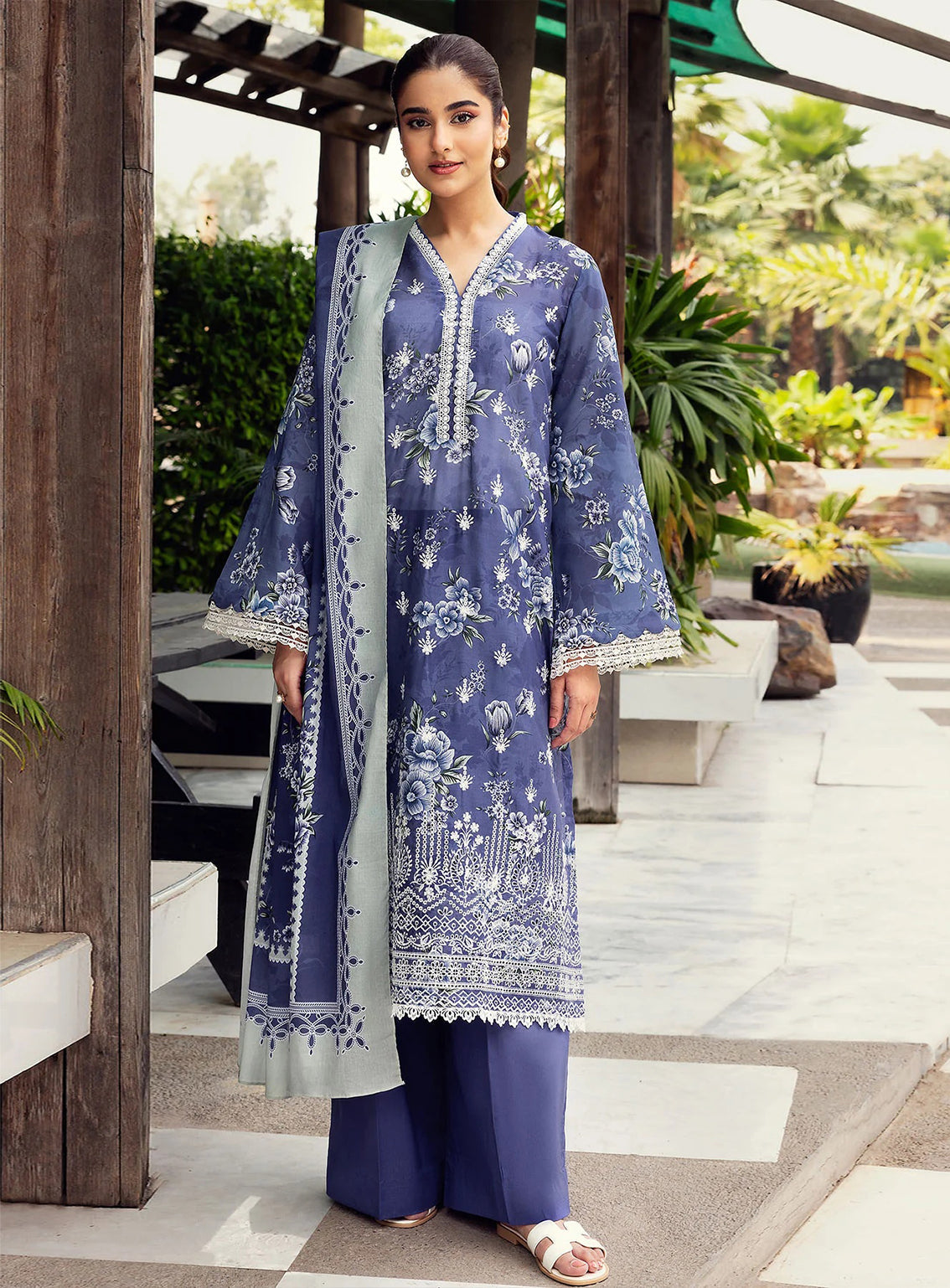 Umang By Motifz Luxury Embroidered Lawn 3 Piece Unstitched Suit MT25ULL D-5572 MAISIE Umang By Motifz Luxury Embroidered Lawn 3 Piece Unstitched Suit MT25ULL D-5572 MAISIE