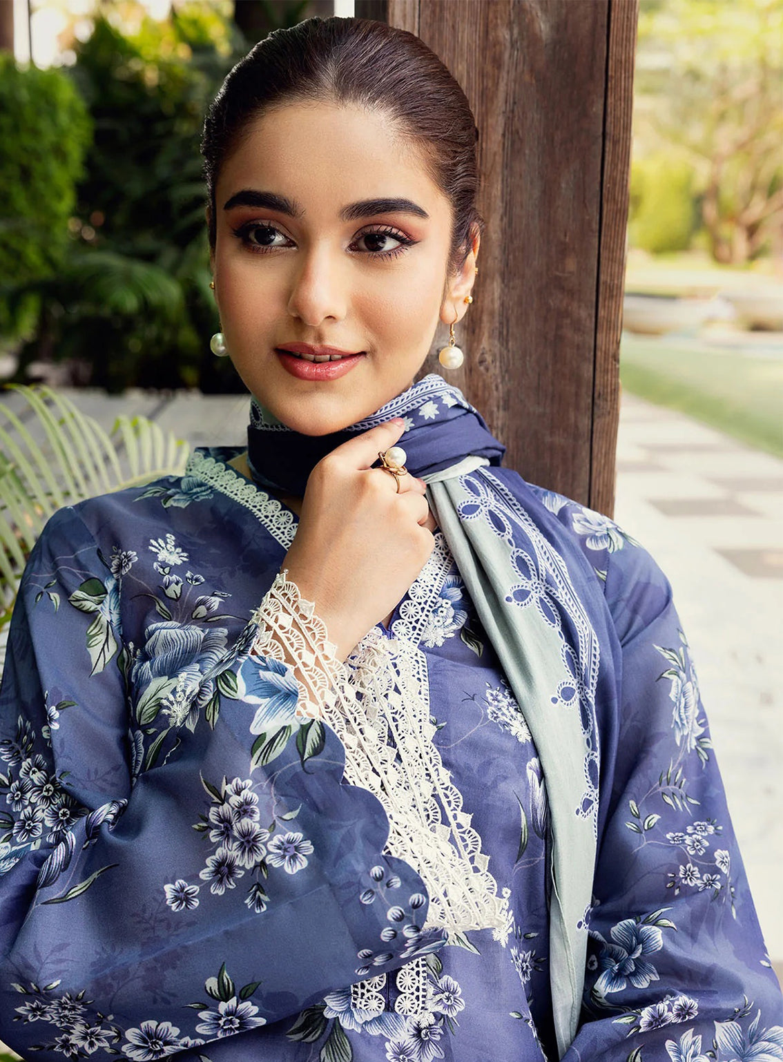 Umang By Motifz Luxury Embroidered Lawn 3 Piece Unstitched Suit MT25ULL D-5572 MAISIE Umang By Motifz Luxury Embroidered Lawn 3 Piece Unstitched Suit MT25ULL D-5572 MAISIE