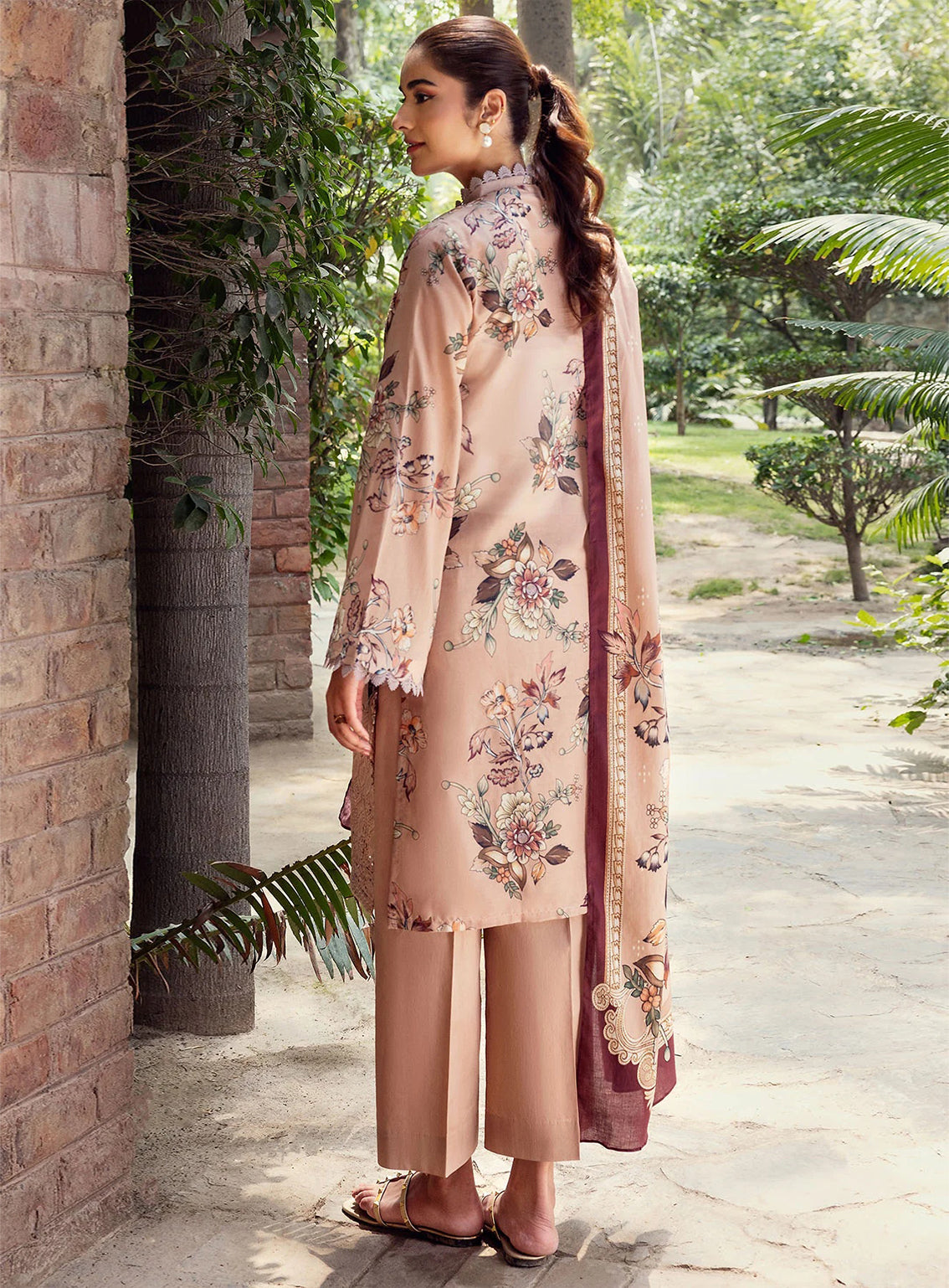Umang By Motifz Luxury Embroidered Lawn 3 Piece Unstitched Suit MT25ULL D-5573 EZRA Umang By Motifz Luxury Embroidered Lawn 3 Piece Unstitched Suit MT25ULL D-5573 EZRA