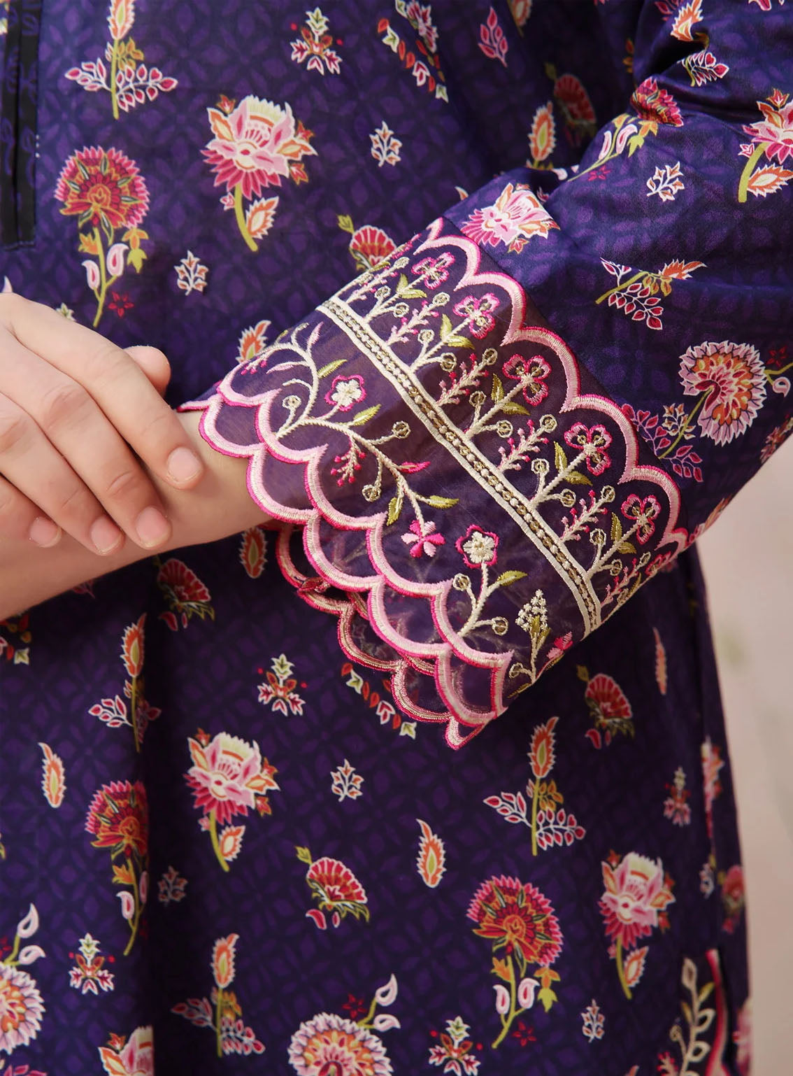 VS Textile Signature Minakari Embroidered Lawn 3 Piece Unstitched Suit VS24SM D-46 VS Textile Signature Minakari Embroidered Lawn 3 Piece Unstitched Suit VS24SM D-46