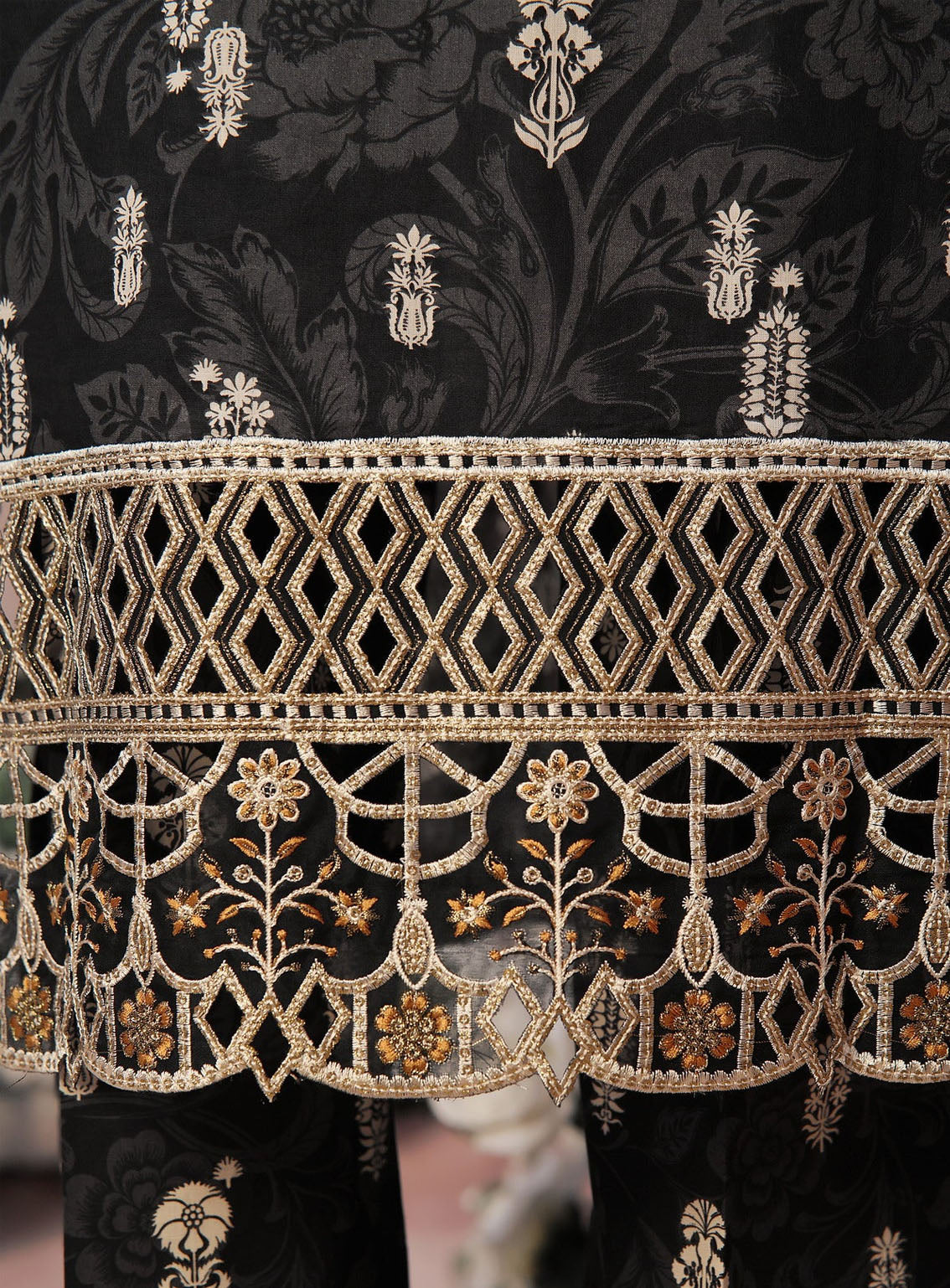 VS Textile Signature Minakari Embroidered Lawn 3 Piece Unstitched Suit VS24SM D-48 VS Textile Signature Minakari Embroidered Lawn 3 Piece Unstitched Suit VS24SM D-48