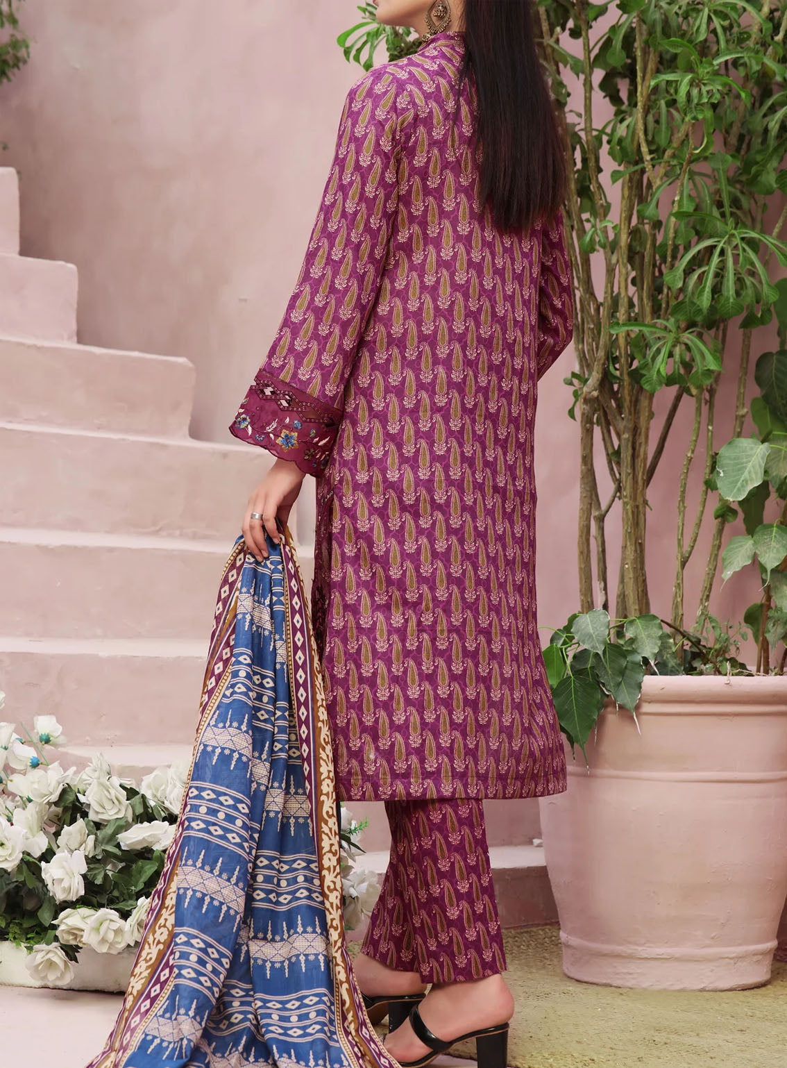 VS Textile Signature Minakari Embroidered Lawn 3 Piece Unstitched Suit VS24SM D-50 VS Textile Signature Minakari Embroidered Lawn 3 Piece Unstitched Suit VS24SM D-50