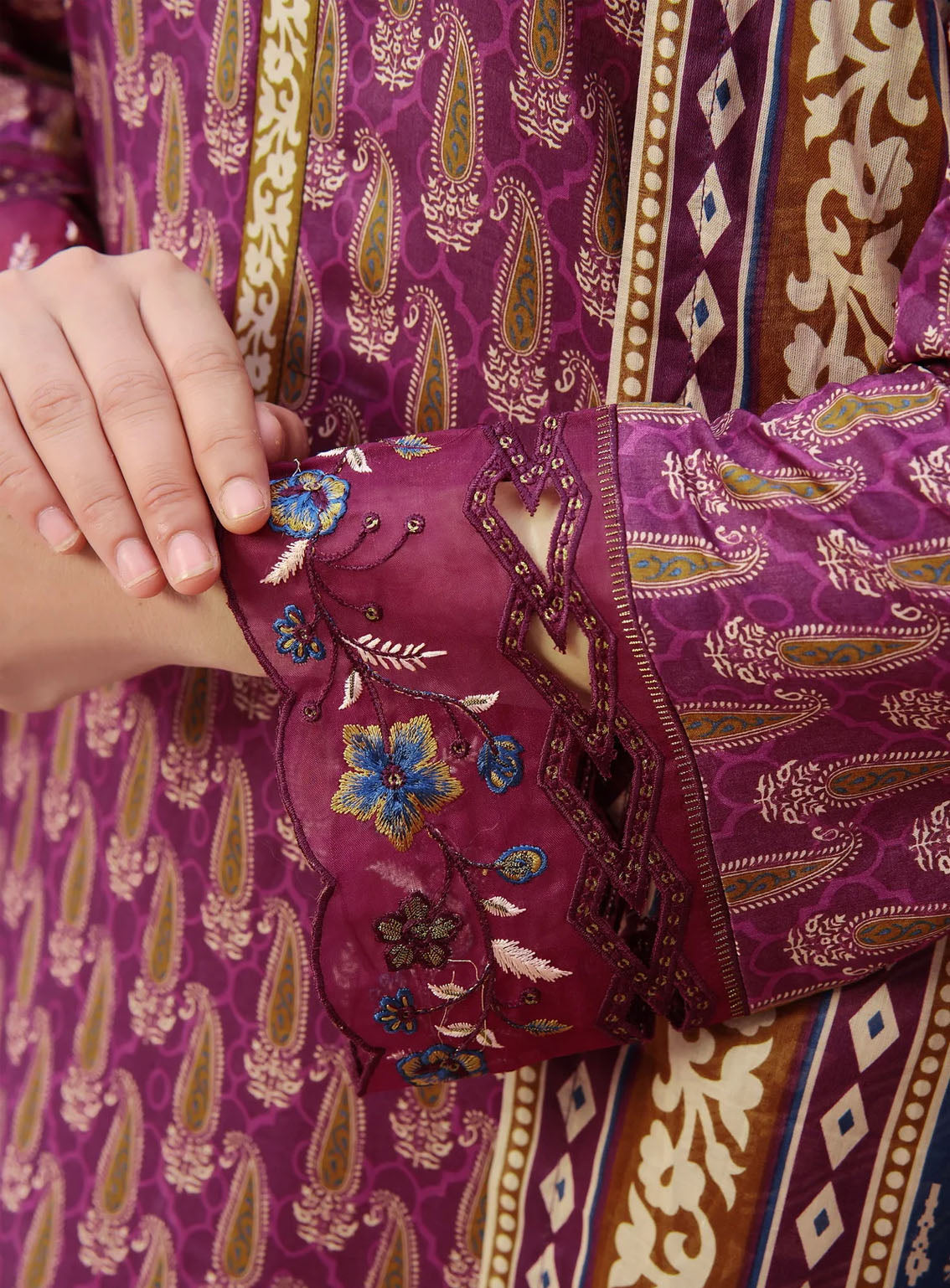 VS Textile Signature Minakari Embroidered Lawn 3 Piece Unstitched Suit VS24SM D-50 VS Textile Signature Minakari Embroidered Lawn 3 Piece Unstitched Suit VS24SM D-50