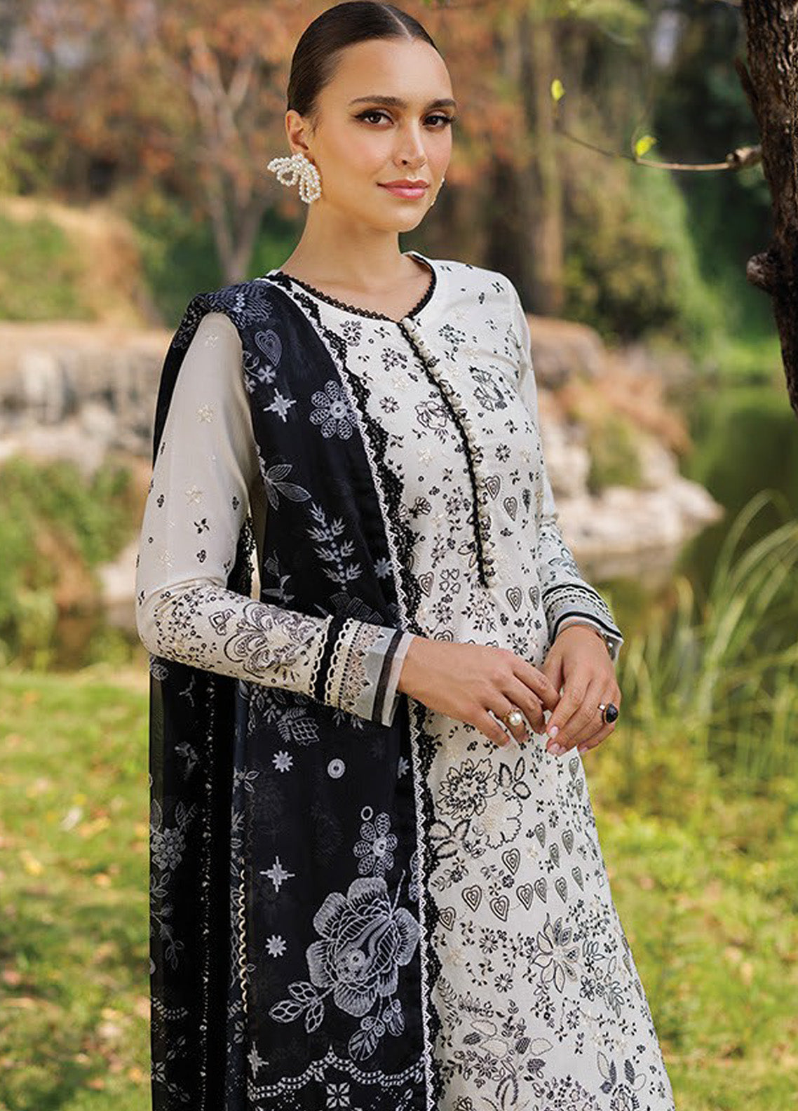 Xenia Luxury Embroidered Lawn 3 Piece Unstitched Suit ZE25LL D-07 FIORELLA Xenia Luxury Embroidered Lawn 3 Piece Unstitched Suit ZE25LL D-07 FIORELLA