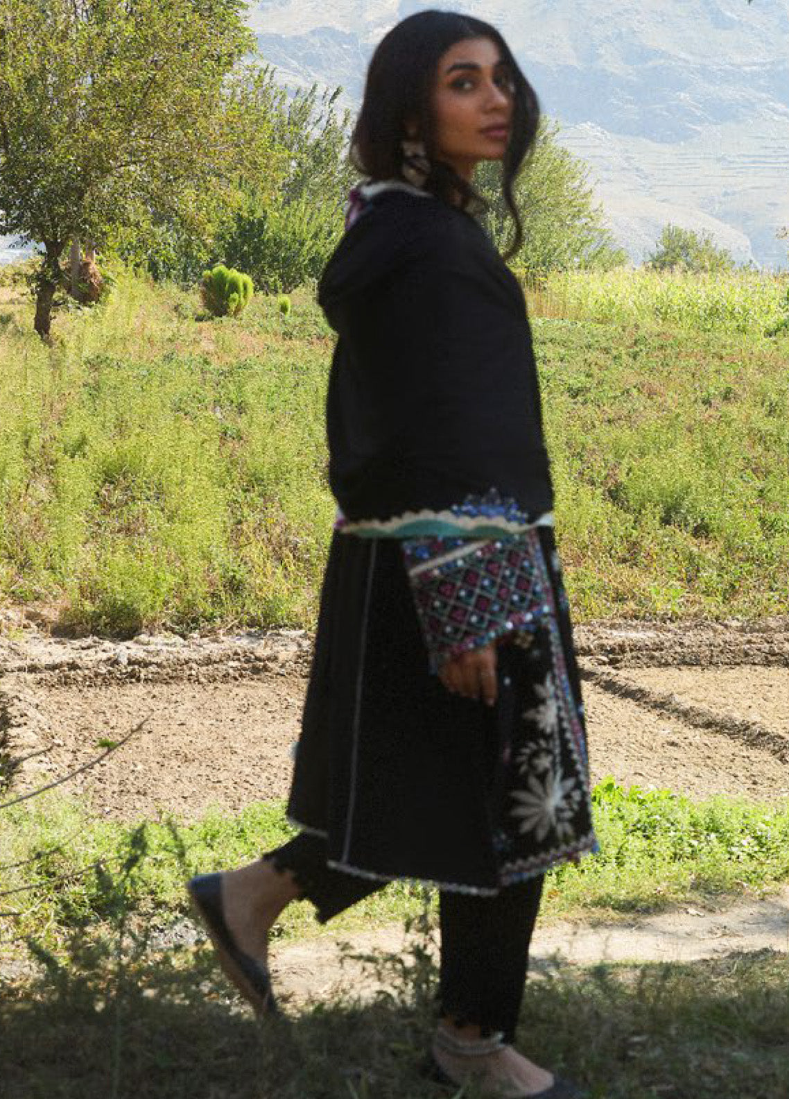 Zaha By Khadija Shah Embroidered Khaddar 3 Piece Unstitched Suit ZH24W ZW24-06 HAZAN Zaha By Khadija Shah Embroidered Khaddar 3 Piece Unstitched Suit ZH24W ZW24-06 HAZAN