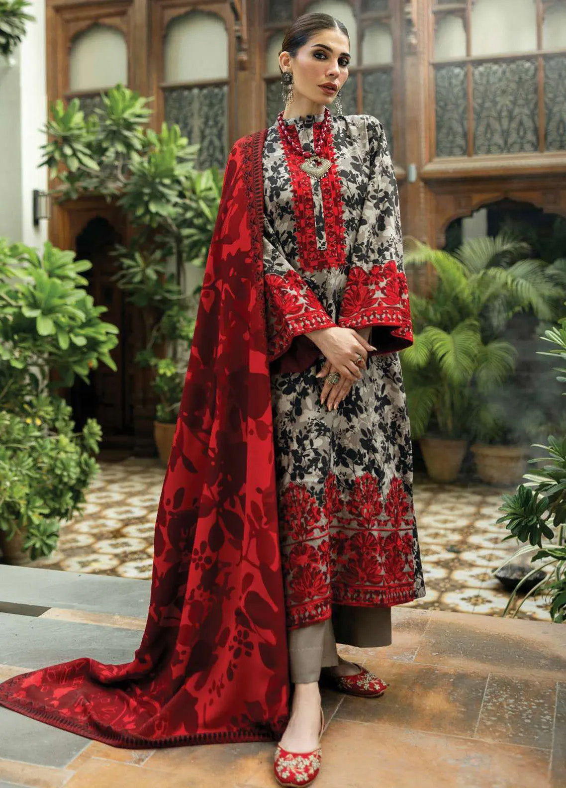 Zainab Chottani Embroidered Herringbone 3 Piece Unstitched Suit ZC24WS D-04 ZEMASTAN Zainab Chottani Embroidered Herringbone 3 Piece Unstitched Suit ZC24WS D-04 ZEMASTAN