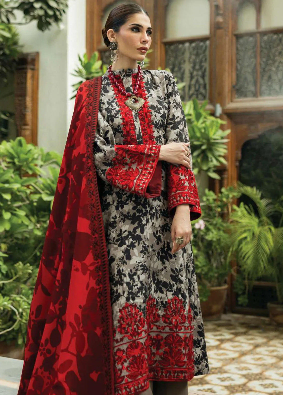 Zainab Chottani Embroidered Herringbone 3 Piece Unstitched Suit ZC24WS D-04 ZEMASTAN Zainab Chottani Embroidered Herringbone 3 Piece Unstitched Suit ZC24WS D-04 ZEMASTAN
