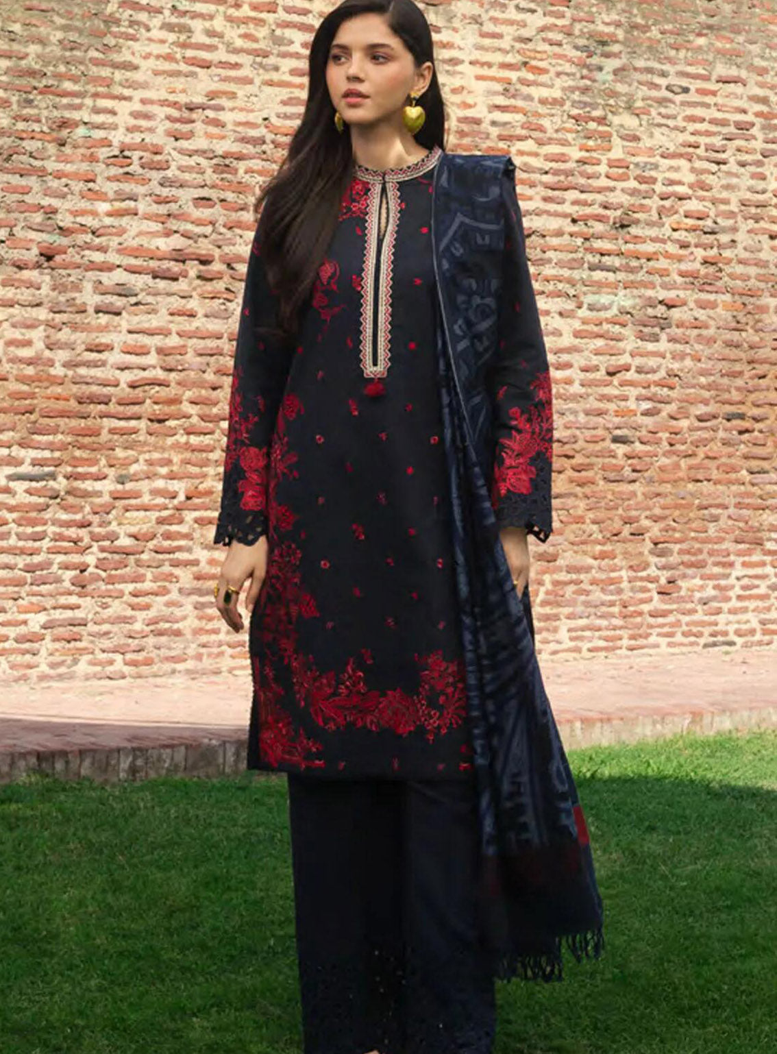 Zara Shahjahan Embroidered Khaddar 3 Piece Unstitched Suit ZS24UW D-02 DARYA Zara Shahjahan Embroidered Khaddar 3 Piece Unstitched Suit ZS24UW D-02 DARYA