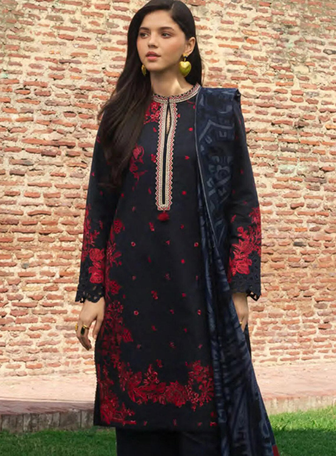 Zara Shahjahan Embroidered Khaddar 3 Piece Unstitched Suit ZS24UW D-02 DARYA Zara Shahjahan Embroidered Khaddar 3 Piece Unstitched Suit ZS24UW D-02 DARYA