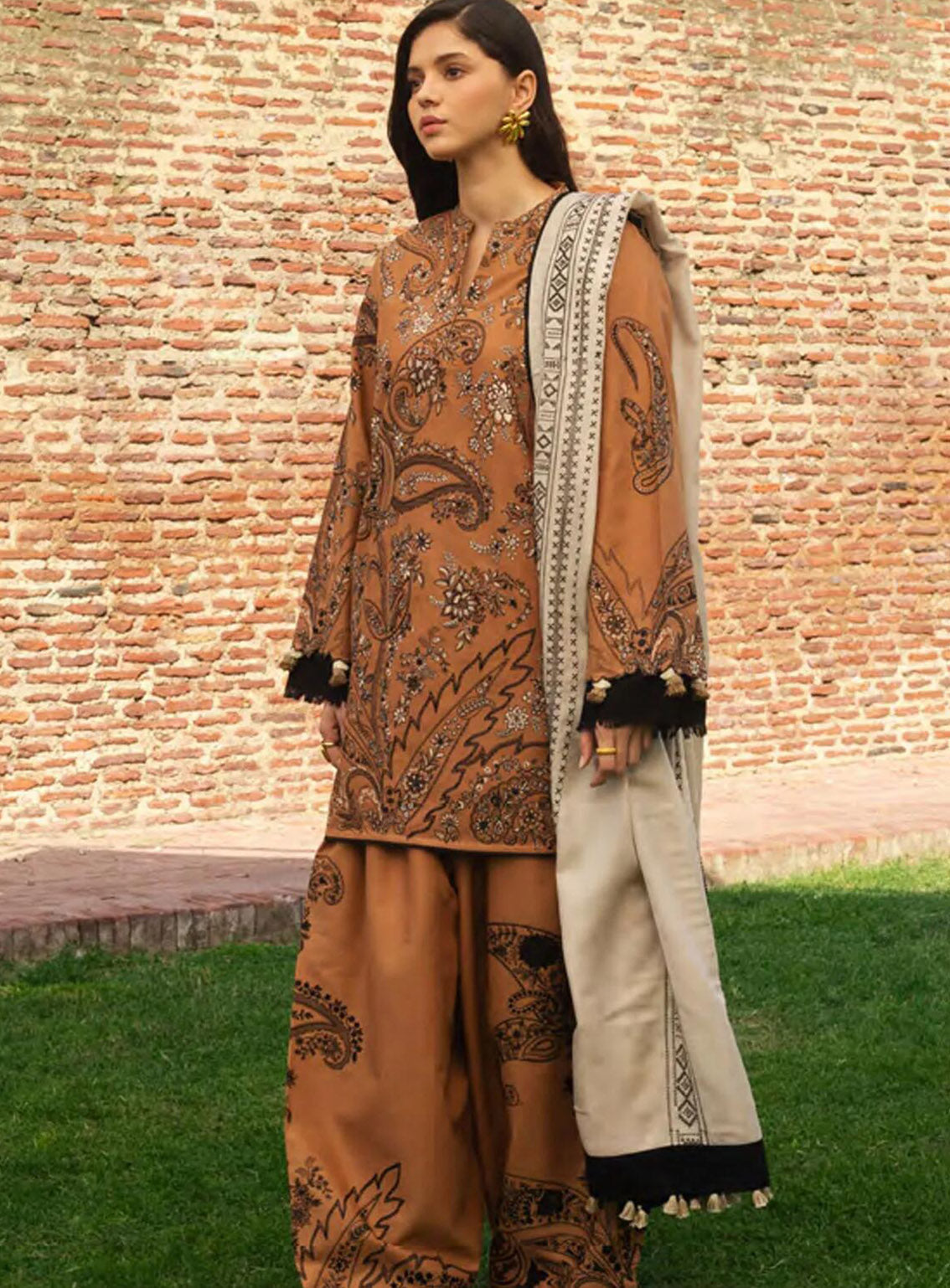 Zara Shahjahan Embroidered Khaddar 3 Piece Unstitched Suit ZS24UW D-06 ROYA Zara Shahjahan Embroidered Khaddar 3 Piece Unstitched Suit ZS24UW D-06 ROYA