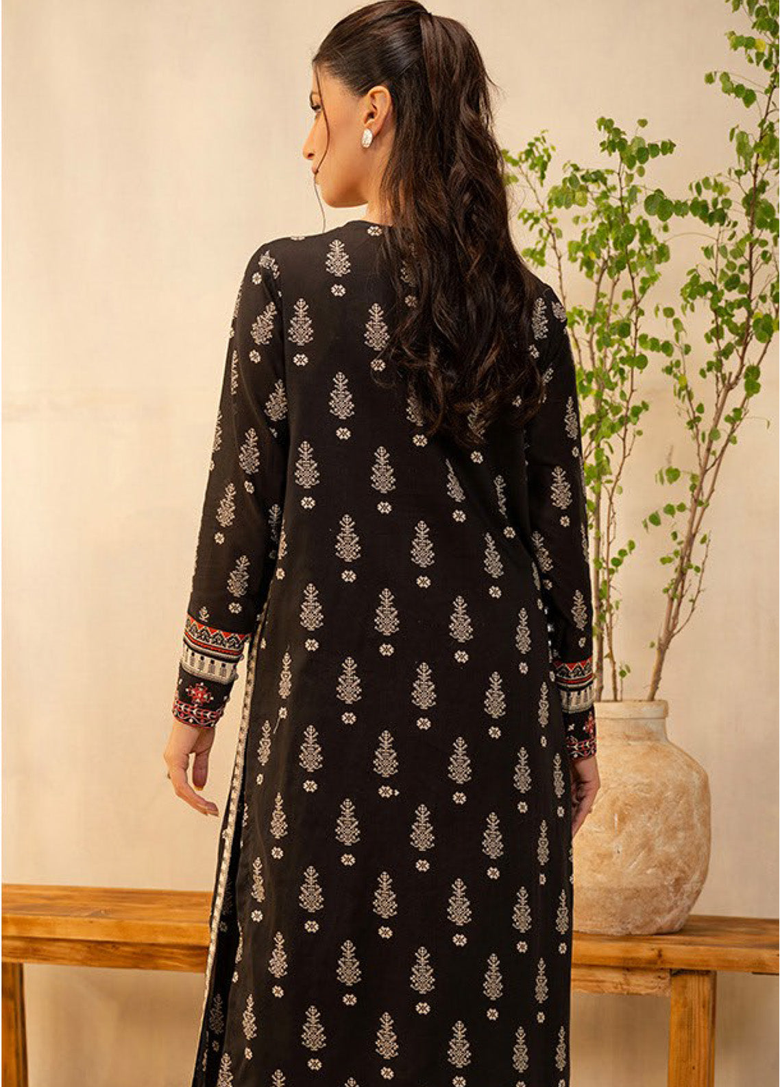 Zellbury Embroidered Lawn 2 Piece Unstitched Suit WUS25E20018 Zellbury Embroidered Lawn 2 Piece Unstitched Suit WUS25E20018