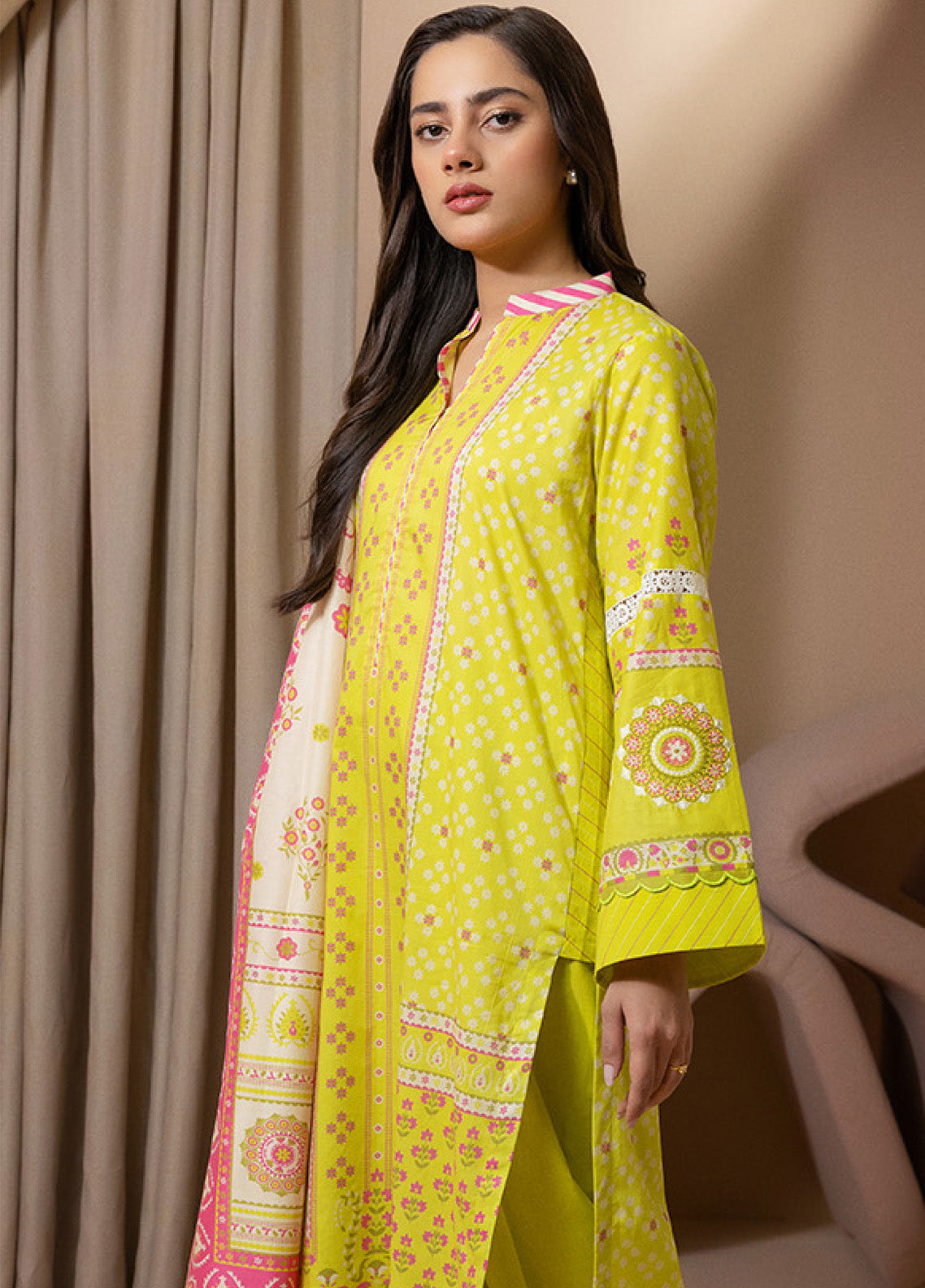 Zellbury Embroidered Lawn 3 Piece Unstitched Suit WUS25E30208 Zellbury Embroidered Lawn 3 Piece Unstitched Suit WUS25E30208