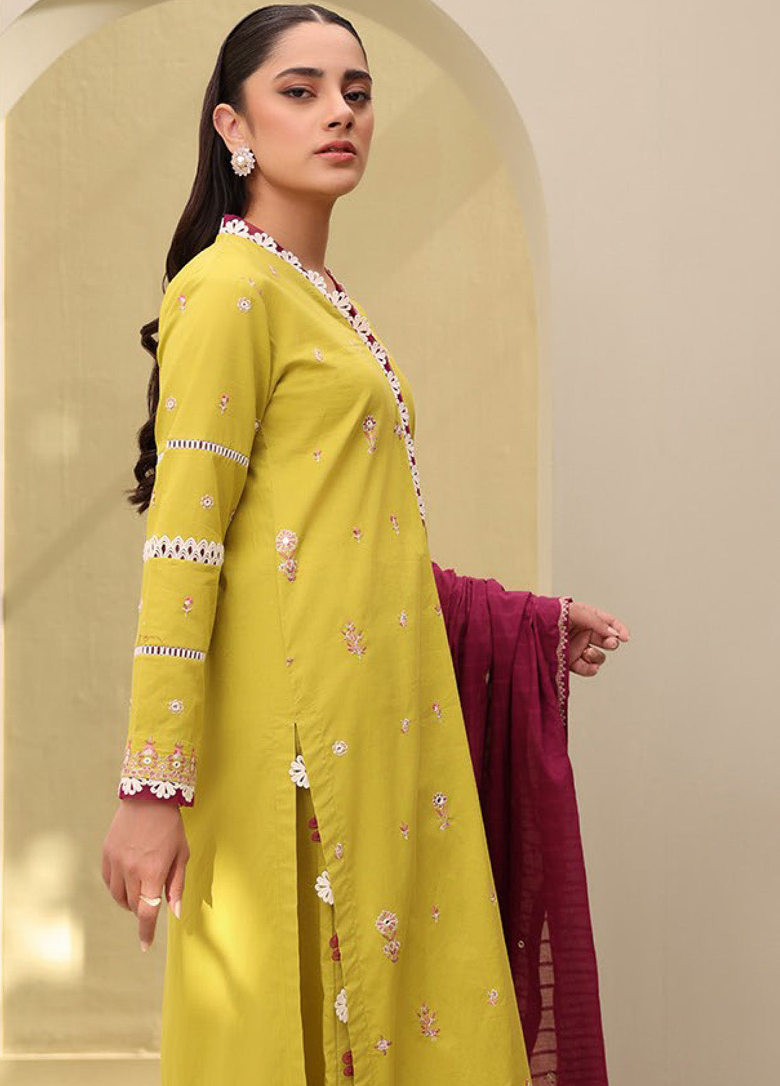 Zellbury Embroidered Lawn 3 Piece Unstitched Suit WUS25E30819 Zellbury Embroidered Lawn 3 Piece Unstitched Suit WUS25E30819