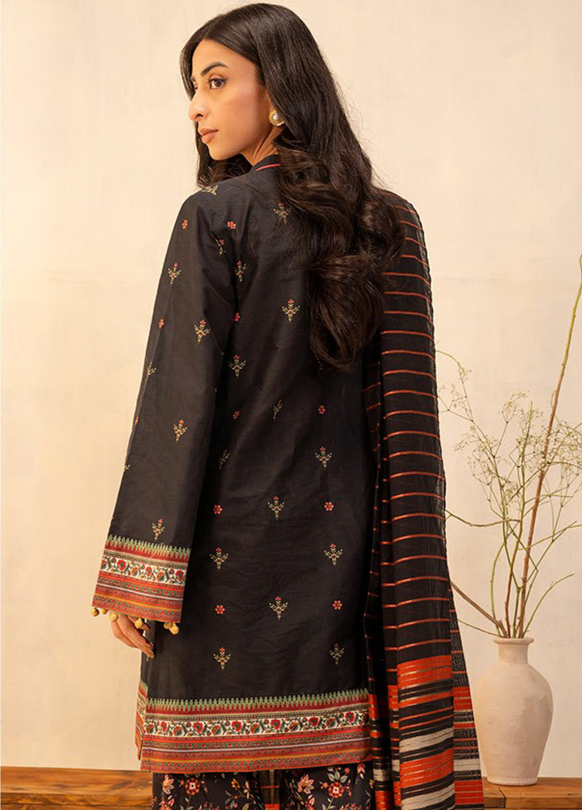 Zellbury Printed Lawn 3 Piece Unstitched Suit WUS25X30055 Zellbury Printed Lawn 3 Piece Unstitched Suit WUS25X30055
