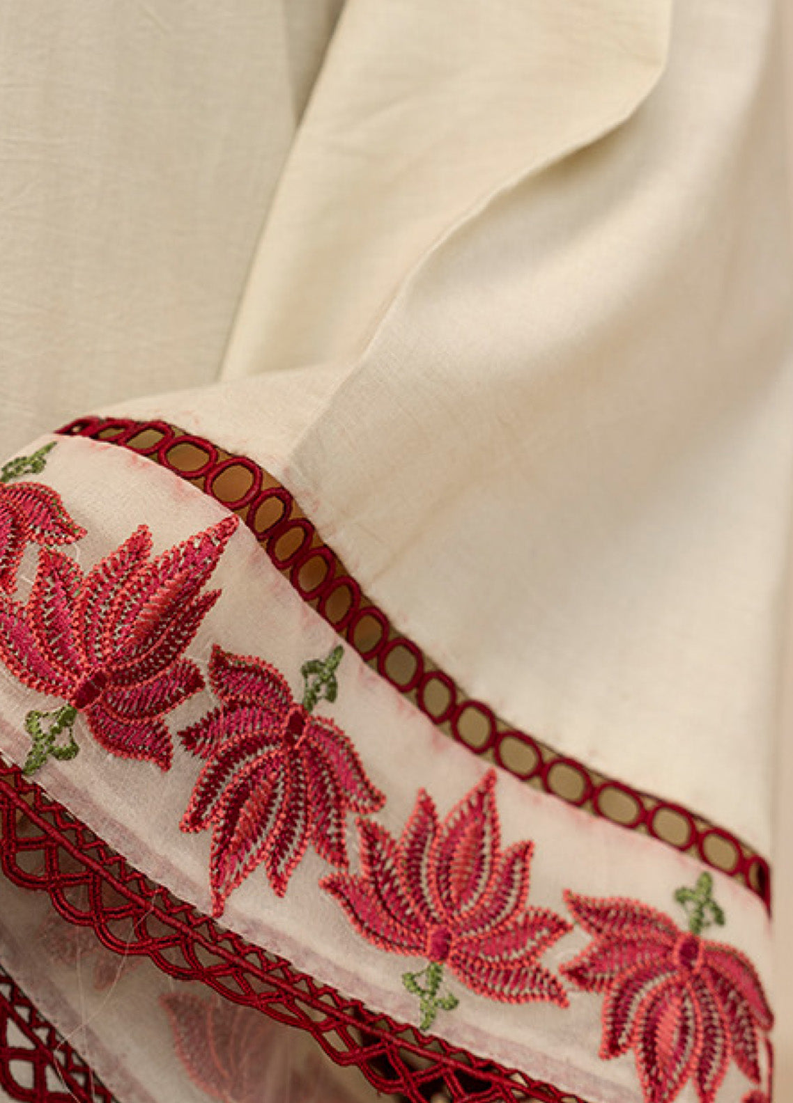 Zellbury Signature Embroidered Lawn 3 Piece Unstitched Suit WUS25E30073 Zellbury Signature Embroidered Lawn 3 Piece Unstitched Suit WUS25E30073