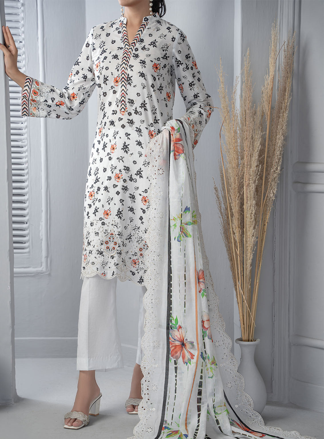 Zynah By VS Textile Chikankari Embroidered Lawn 3 Piece Unstitched Suit VS24ZV3 D-330 Zynah By VS Textile Chikankari Embroidered Lawn 3 Piece Unstitched Suit VS24ZV3 D-330