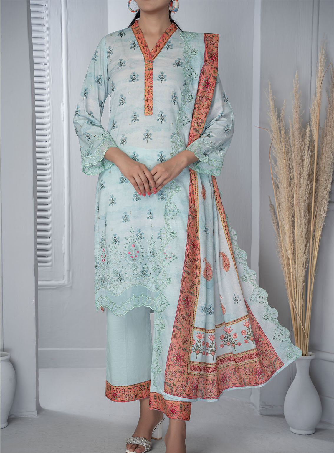 Zynah By VS Textile Chikankari Embroidered Lawn 3 Piece Unstitched Suit VS24ZV3 D-331 Zynah By VS Textile Chikankari Embroidered Lawn 3 Piece Unstitched Suit VS24ZV3 D-331