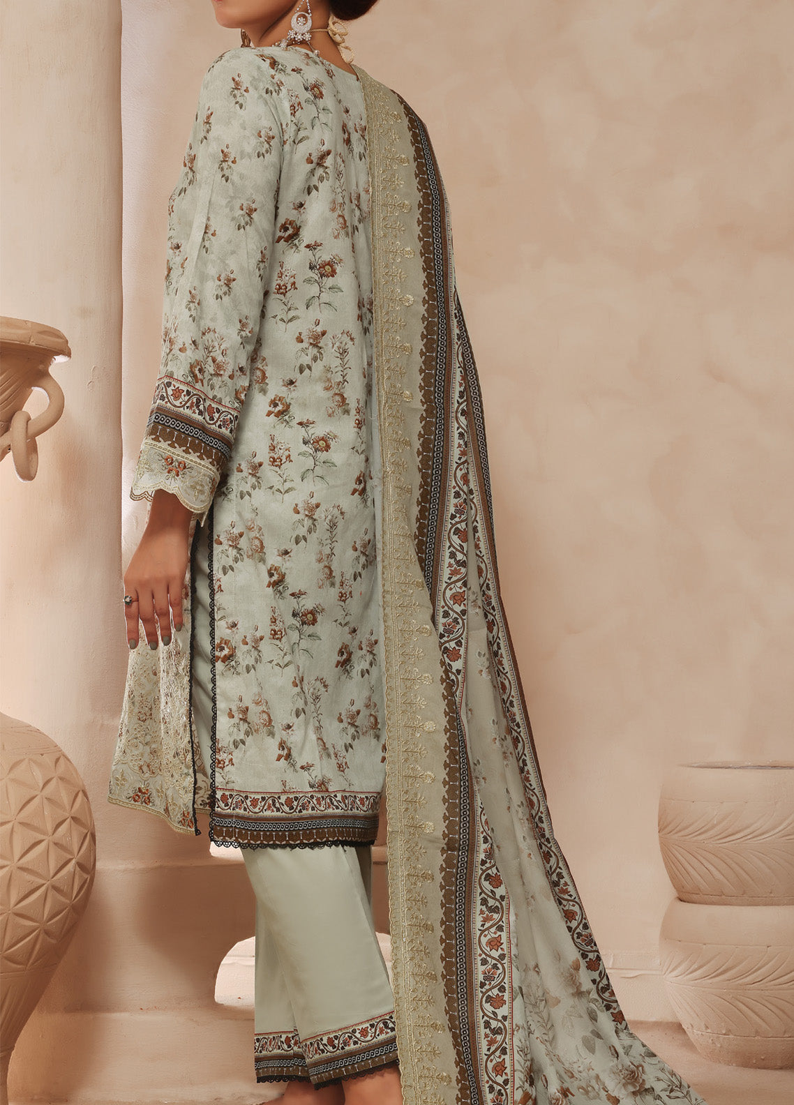 Zynah By VS Textile Embroidered Lawn 3 Piece Unstitched Suit VS25PCV9 D-600 Zynah By VS Textile Embroidered Lawn 3 Piece Unstitched Suit VS25PCV9 D-600