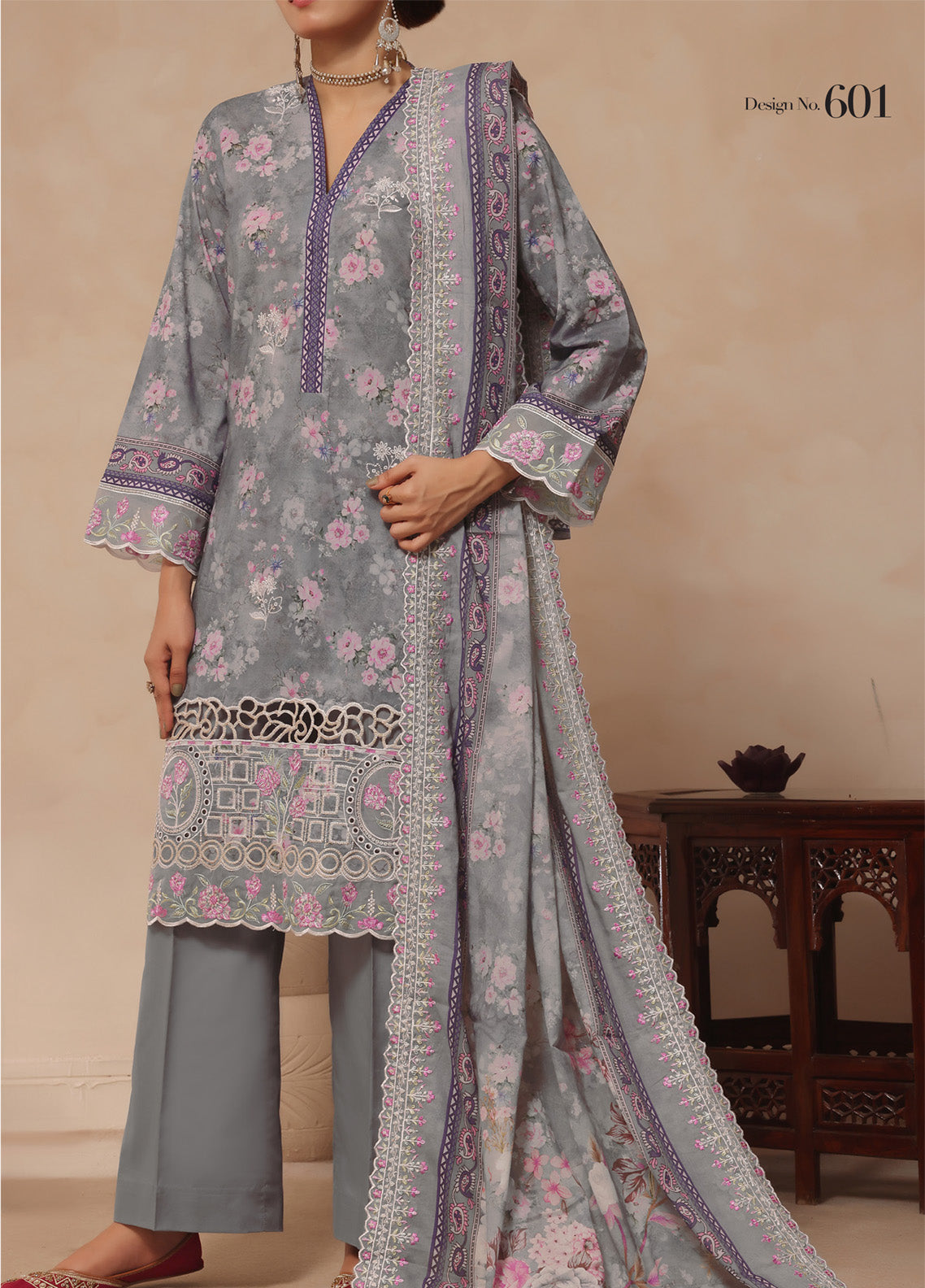 Zynah By VS Textile Embroidered Lawn 3 Piece Unstitched Suit VS25PCV9 D-601 Zynah By VS Textile Embroidered Lawn 3 Piece Unstitched Suit VS25PCV9 D-601