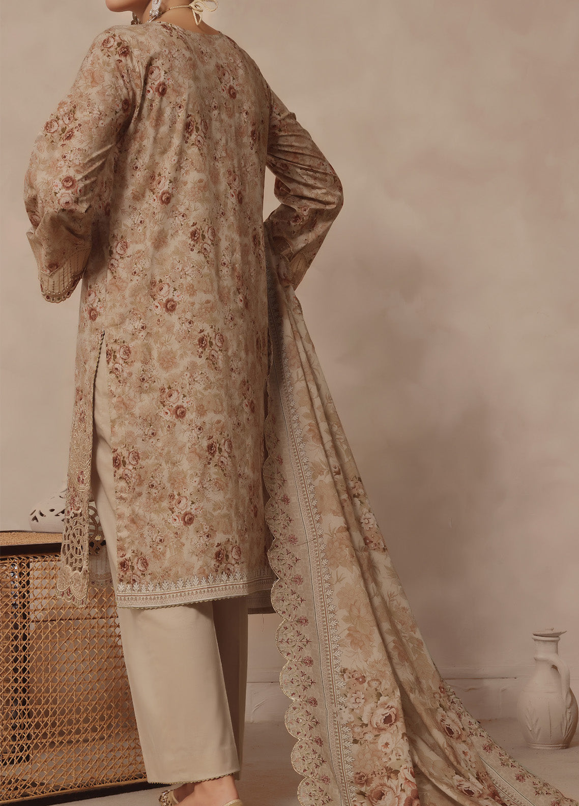 Zynah By VS Textile Embroidered Lawn 3 Piece Unstitched Suit VS25PCV9 D-605 Zynah By VS Textile Embroidered Lawn 3 Piece Unstitched Suit VS25PCV9 D-605