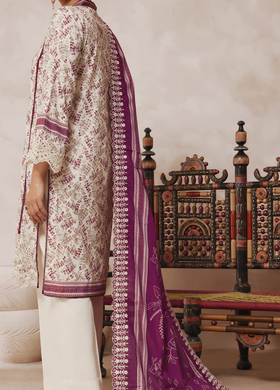 Zynah By VS Textile Embroidered Lawn 3 Piece Unstitched Suit VS25PCV9 D-608 Zynah By VS Textile Embroidered Lawn 3 Piece Unstitched Suit VS25PCV9 D-608