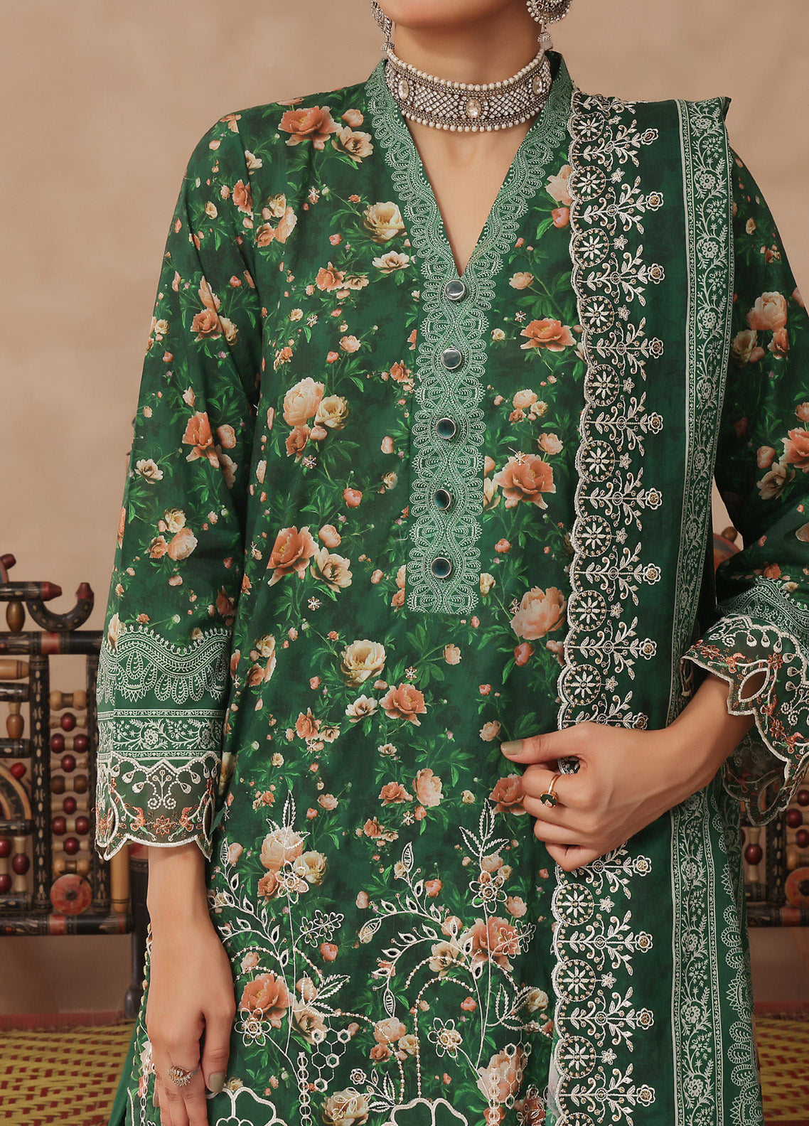 Zynah By VS Textile Embroidered Lawn 3 Piece Unstitched Suit VS25PCV9 D-609 Zynah By VS Textile Embroidered Lawn 3 Piece Unstitched Suit VS25PCV9 D-609
