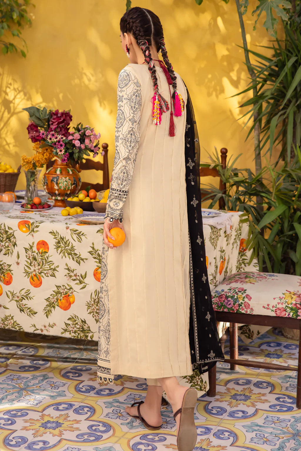 D#02 Iznik Ilaria Luxury Emb Lawn Collection 323 D#02 Iznik Ilaria Luxury Emb Lawn Collection 323