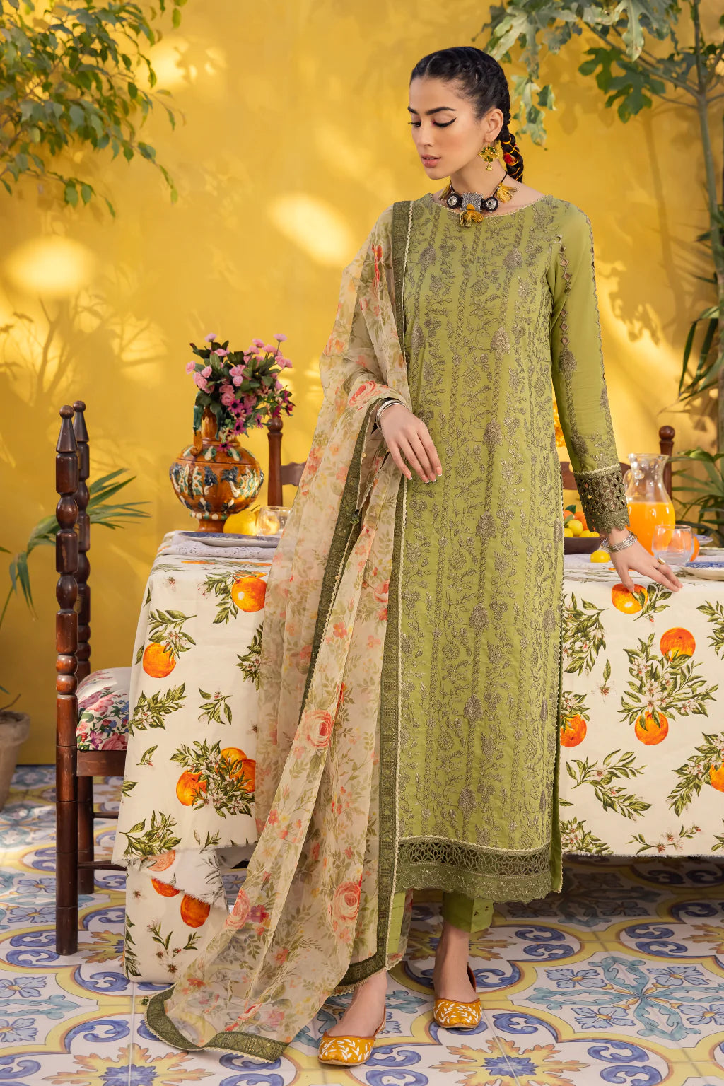 D#04 Iznik Ilaria Luxury Emb Lawn Collection 323 D#04 Iznik Ilaria Luxury Emb Lawn Collection 323