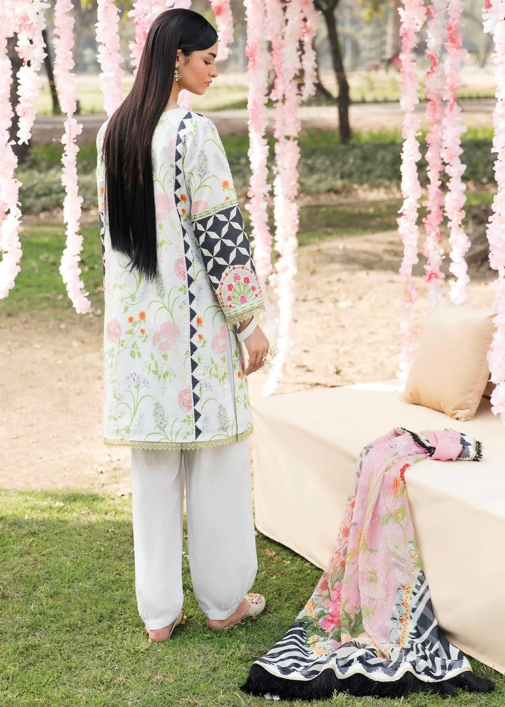 Bahar By Afrozeh Printed Lawn Unstitched 3 Piece Suit - 03 Bahar By Afrozeh Printed Lawn Unstitched 3 Piece Suit - 03