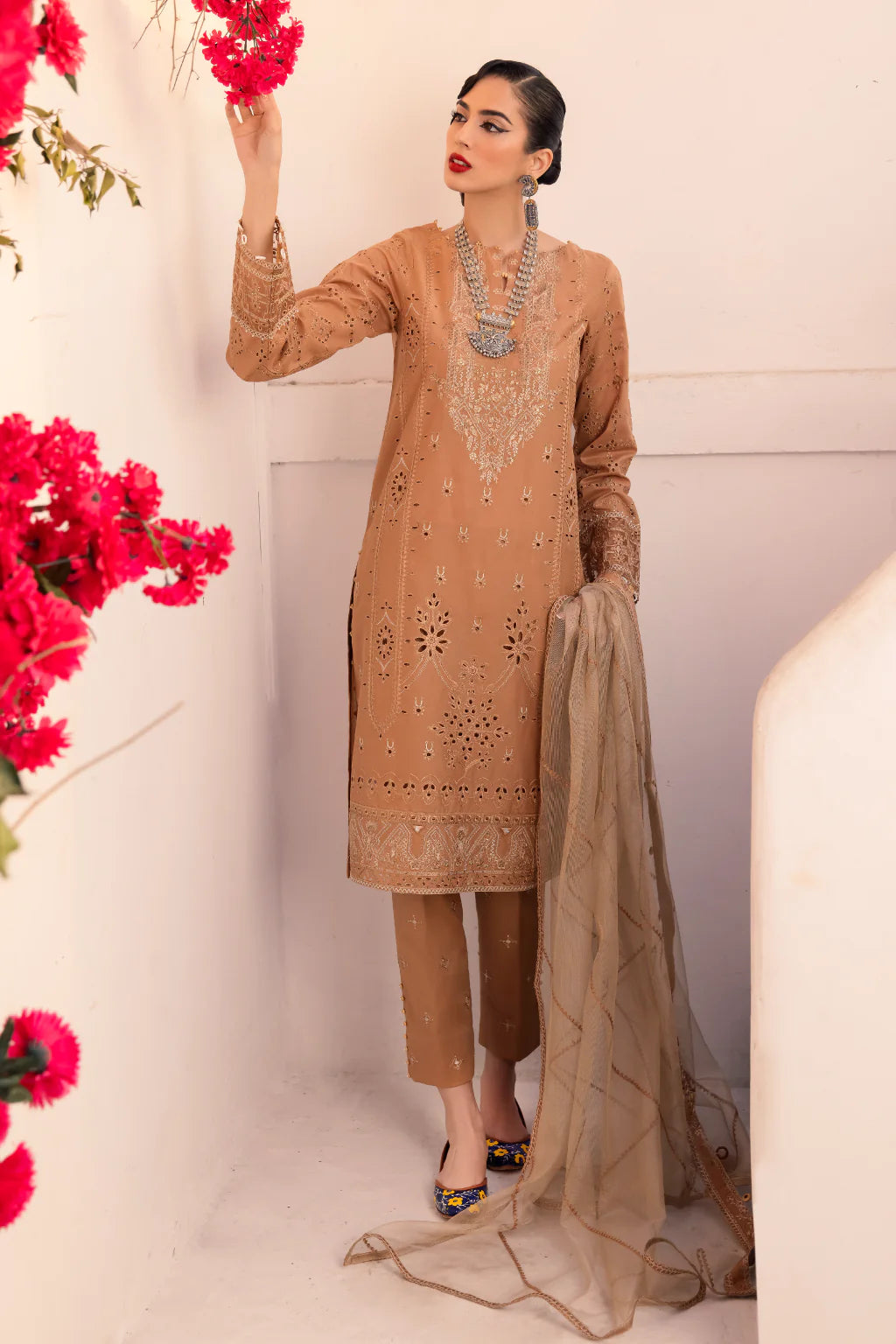 D#06 Iznik Ilaria Luxury Emb Lawn Collection 323 D#06 Iznik Ilaria Luxury Emb Lawn Collection 323