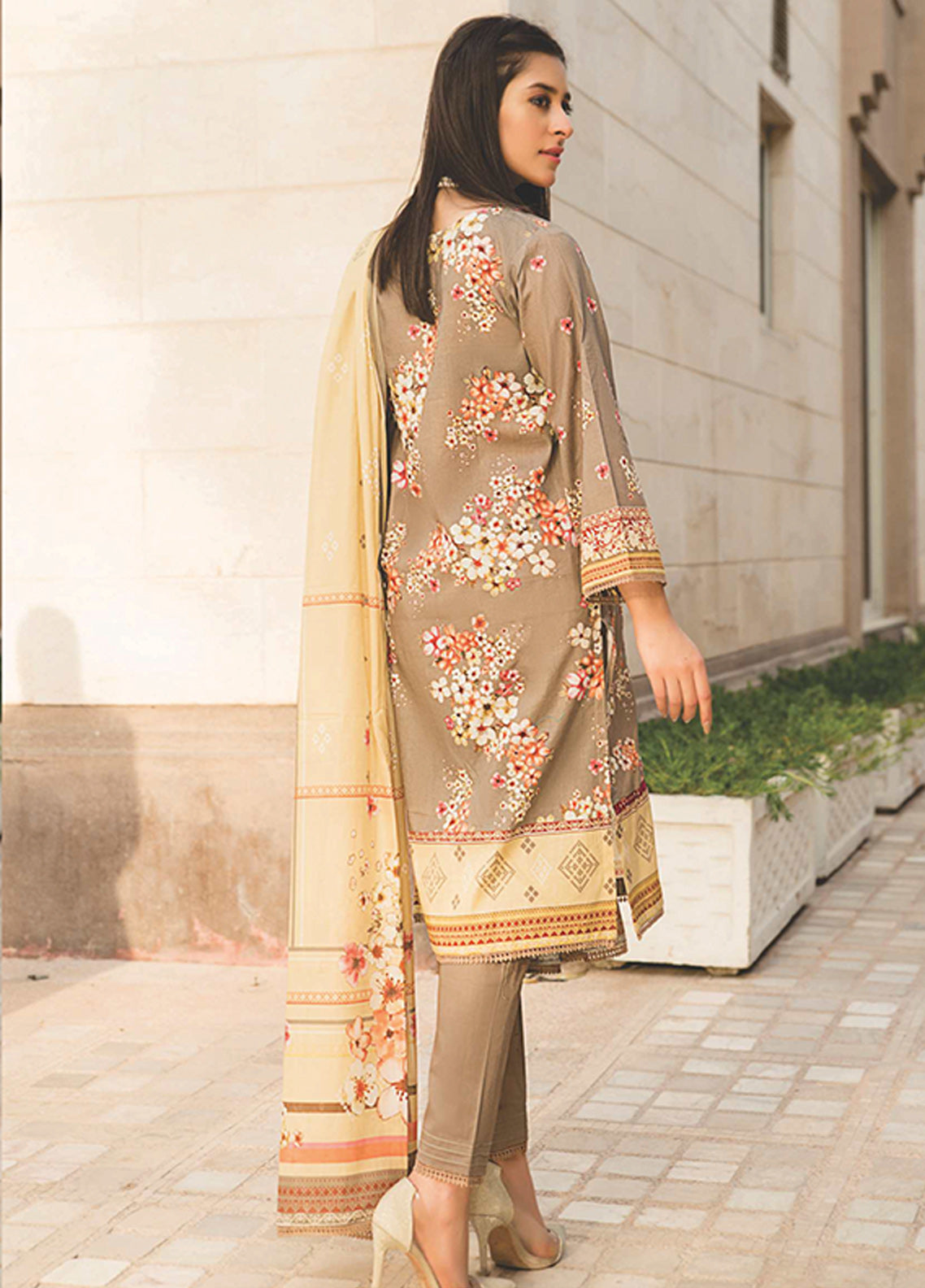 D#6901 Rashid Sunehri Digital Emb Lawn Collection 323 D#6901 Rashid Sunehri Digital Emb Lawn Collection 323