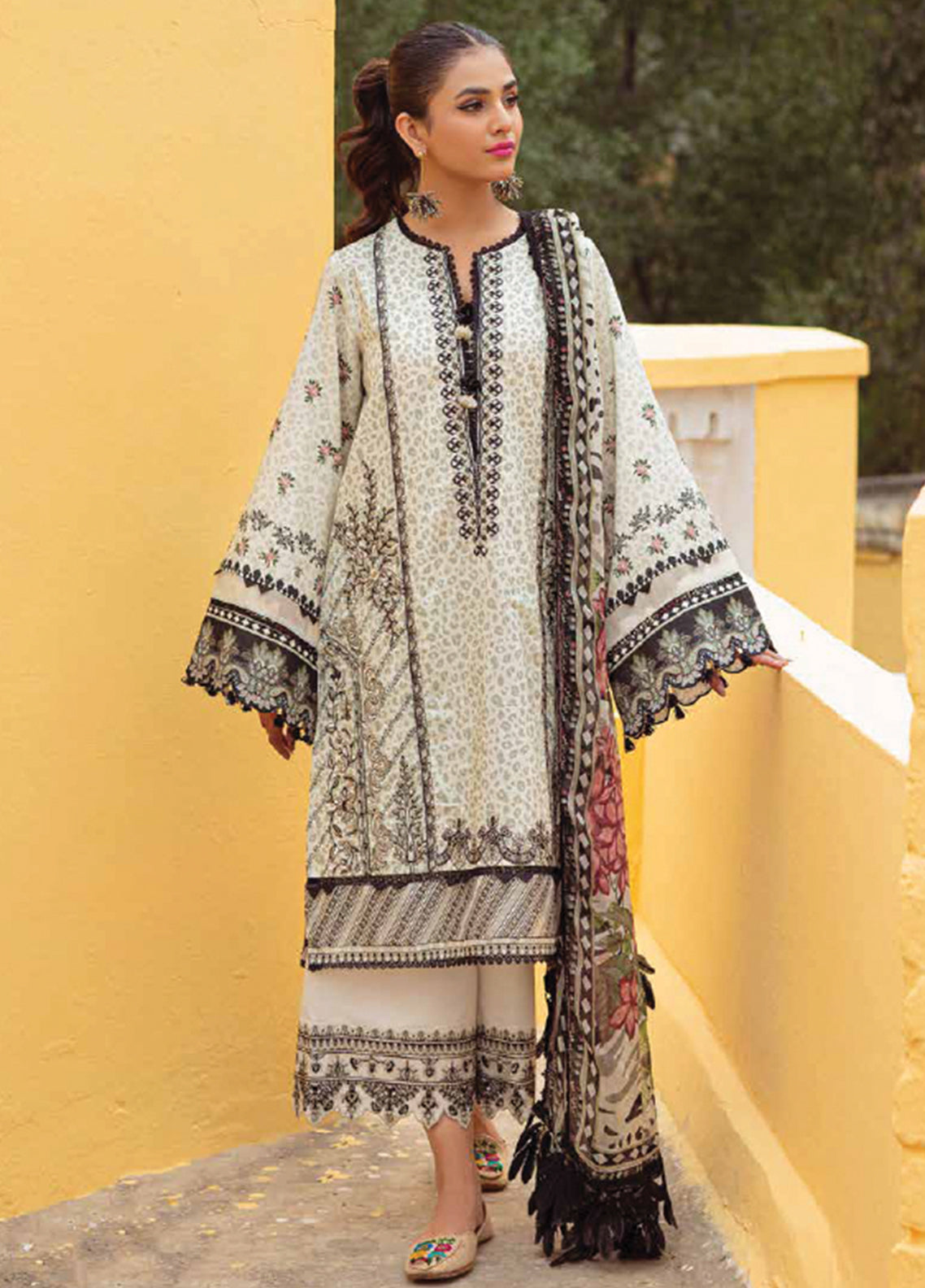 D#2B Zarqash Tresor Luxe Emb Lawn Collection 323 D#2B Zarqash Tresor Luxe Emb Lawn Collection 323