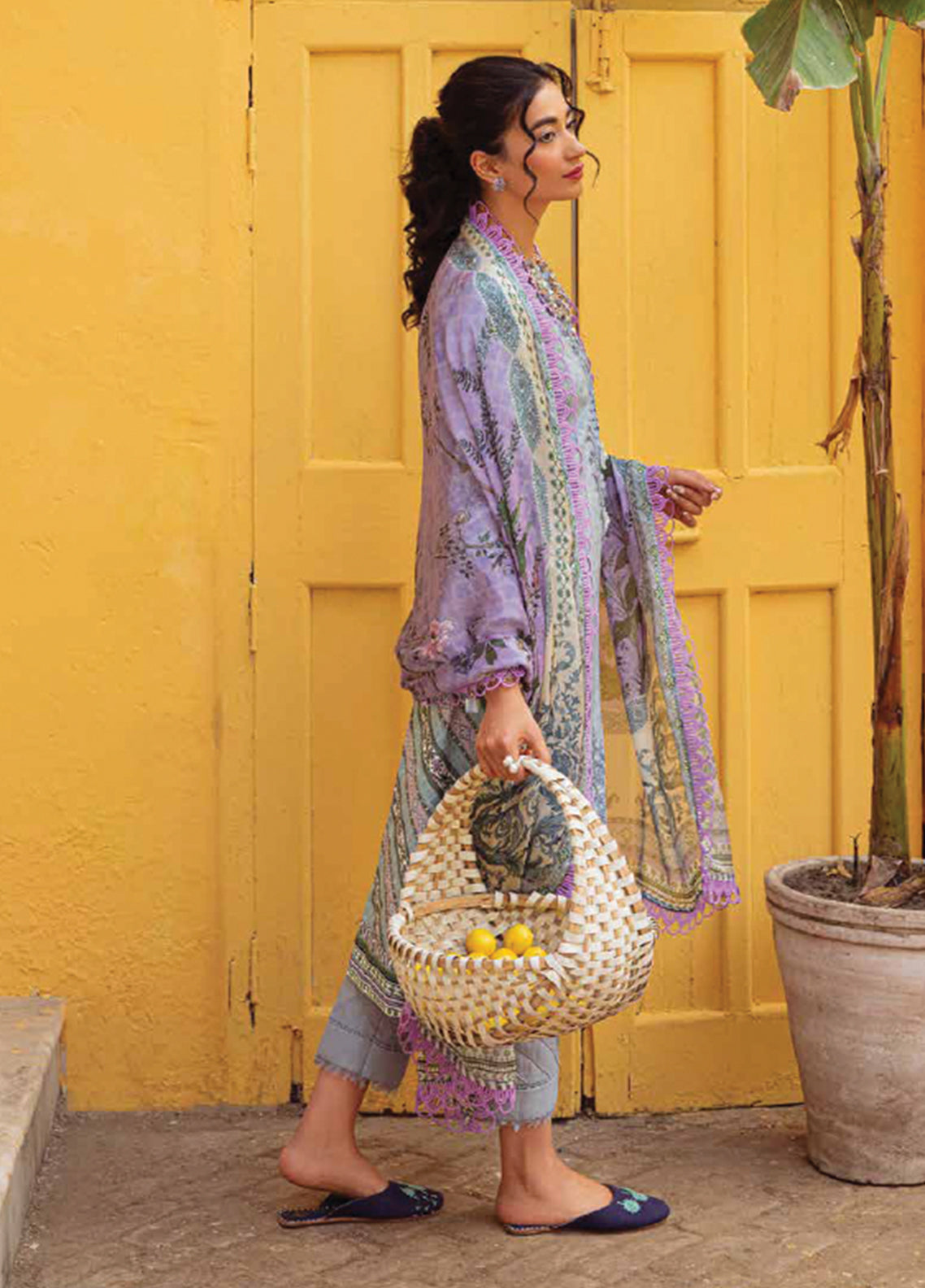 D#8B Zarqash Tresor Luxe Emb Lawn Collection 323 D#8B Zarqash Tresor Luxe Emb Lawn Collection 323