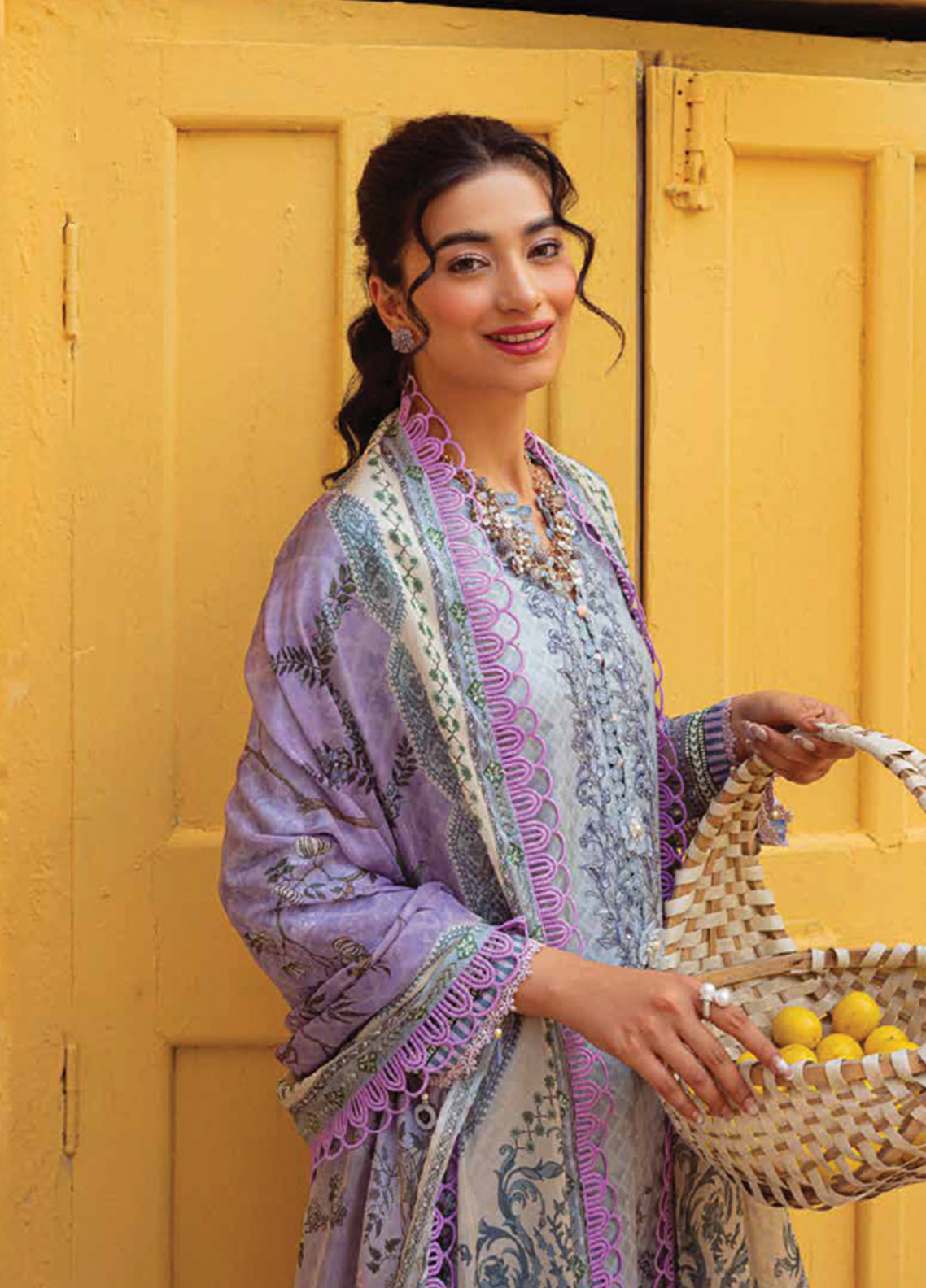 D#8B Zarqash Tresor Luxe Emb Lawn Collection 323 D#8B Zarqash Tresor Luxe Emb Lawn Collection 323