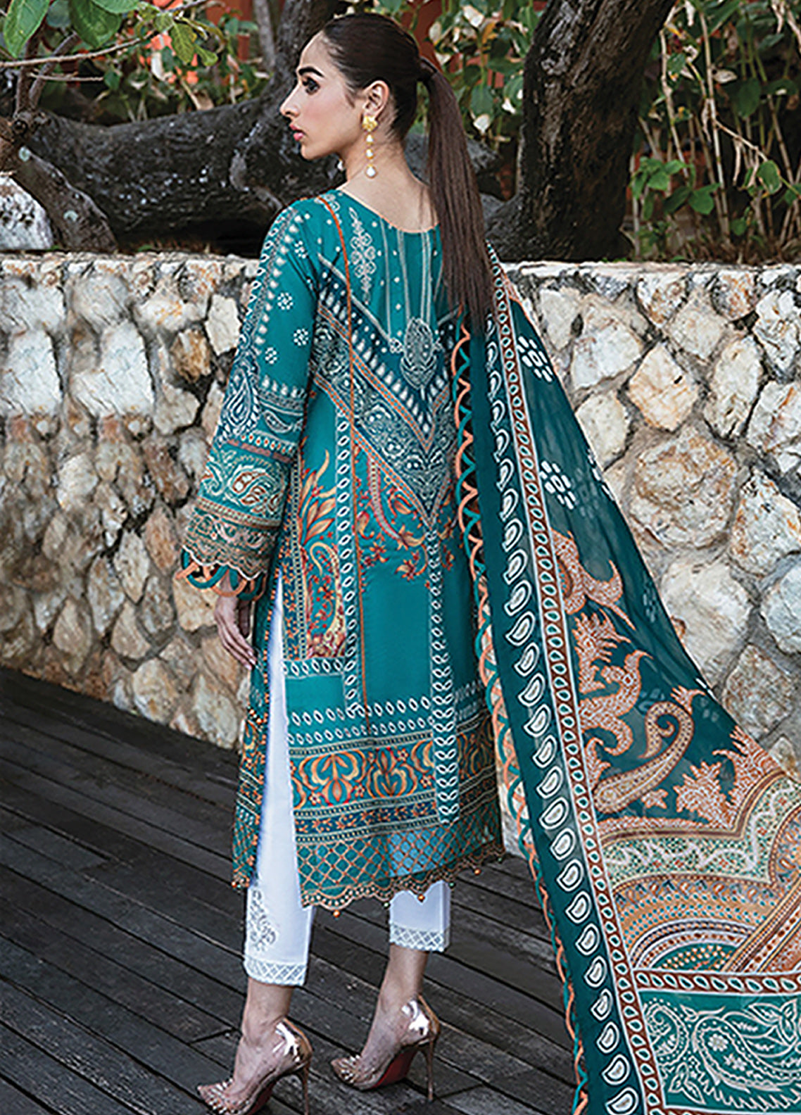 Gulaal Embroidered Lawn Unstitched 3 Piece Suit - 07 Gulaal Embroidered Lawn Unstitched 3 Piece Suit - 07