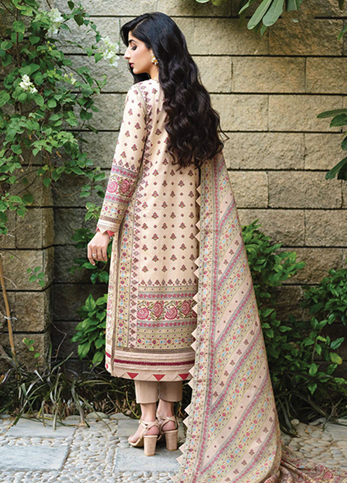 D#31 Asim Jofa Rania Emb Collection 223 D#31 Asim Jofa Rania Emb Collection 223