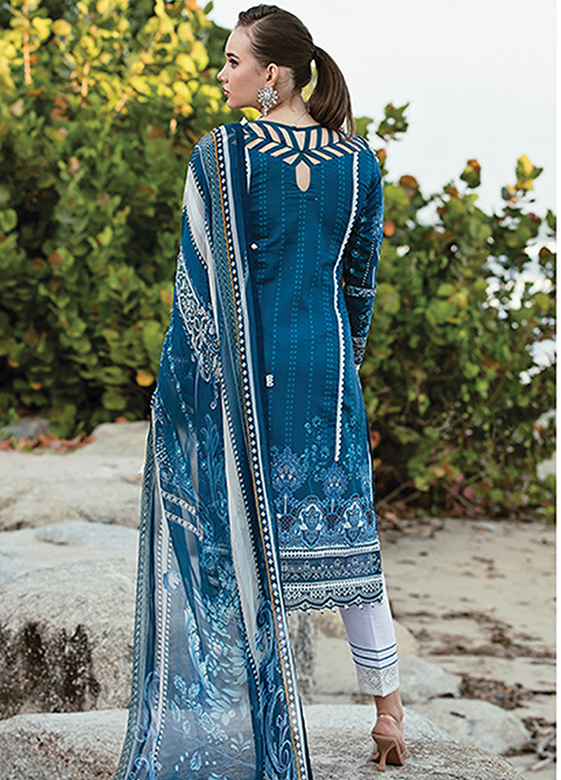 Gulaal Embroidered Lawn Unstitched 3 Piece Suit - 06 Gulaal Embroidered Lawn Unstitched 3 Piece Suit - 06