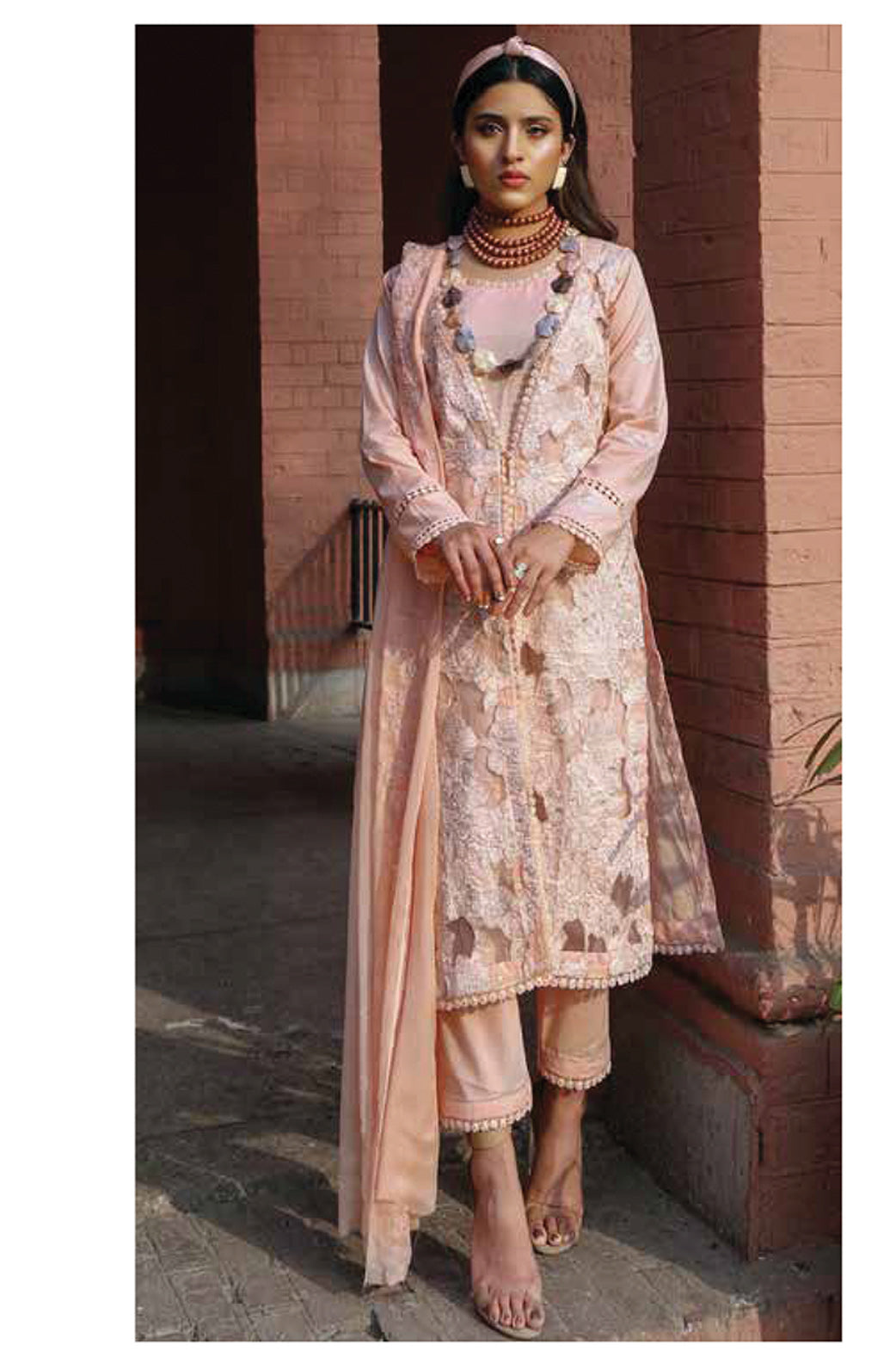 D#04 Mahnur Luxury Emb Lawn Collection 323 V-2 D#04 Mahnur Luxury Emb Lawn Collection 323 V-2