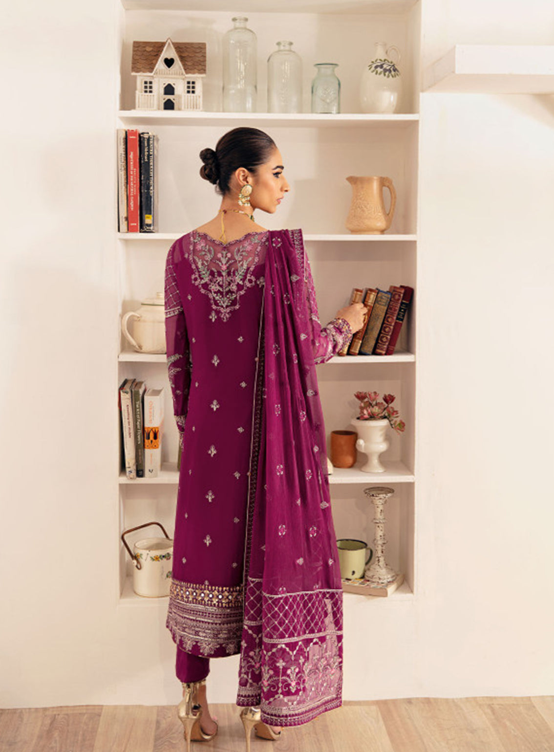 Gulaal Embroidered Chiffon Unstitched 4 Piece Suit - 04 Gulaal Embroidered Chiffon Unstitched 4 Piece Suit - 04