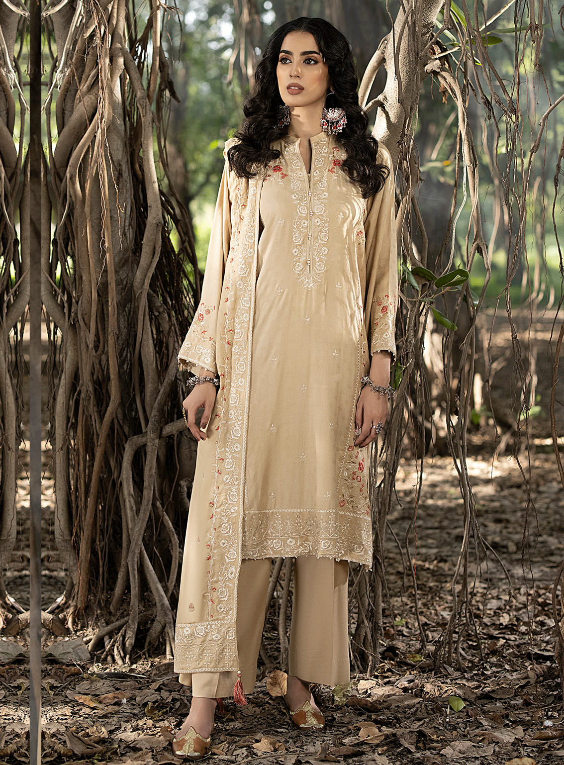 Lakhany By LSM Embroidered Cashmi Wool Unstitched 3 Piece Suit - 0052 Lakhany By LSM Embroidered Cashmi Wool Unstitched 3 Piece Suit - 0052