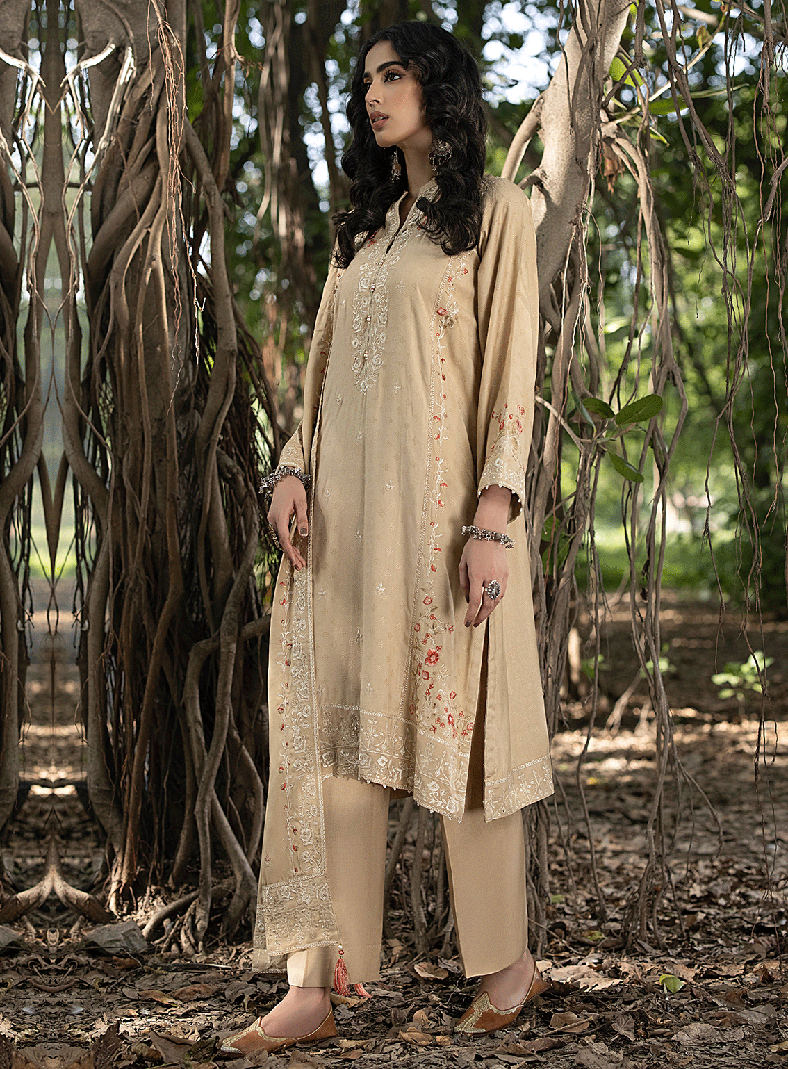 Lakhany By LSM Embroidered Cashmi Wool Unstitched 3 Piece Suit - 0052 Lakhany By LSM Embroidered Cashmi Wool Unstitched 3 Piece Suit - 0052