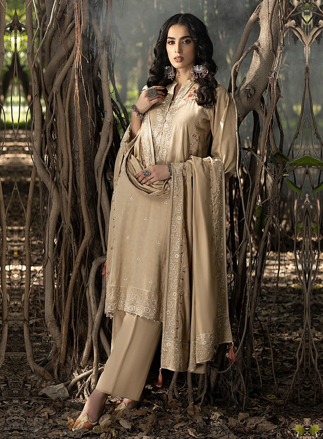 Lakhany By LSM Embroidered Cashmi Wool Unstitched 3 Piece Suit - 0052 Lakhany By LSM Embroidered Cashmi Wool Unstitched 3 Piece Suit - 0052