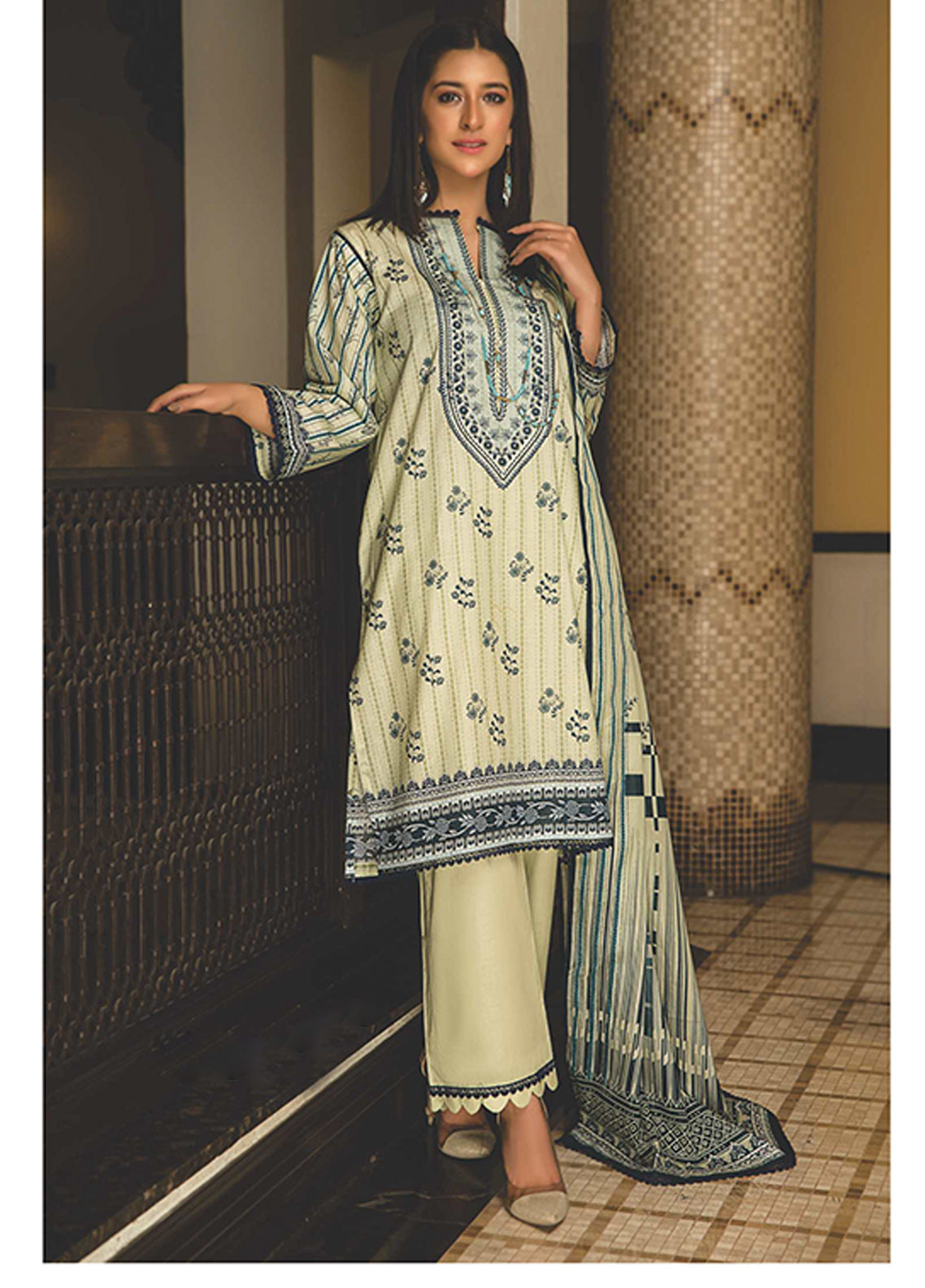 D#6906 Rashid Sunehri Digital Emb Lawn Collection 323 D#6906 Rashid Sunehri Digital Emb Lawn Collection 323