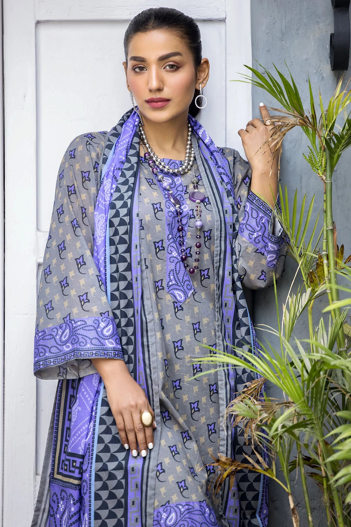 D#3705 Motifz Rang Digital Printed Lawn Collection 323 D#3705 Motifz Rang Digital Printed Lawn Collection 323
