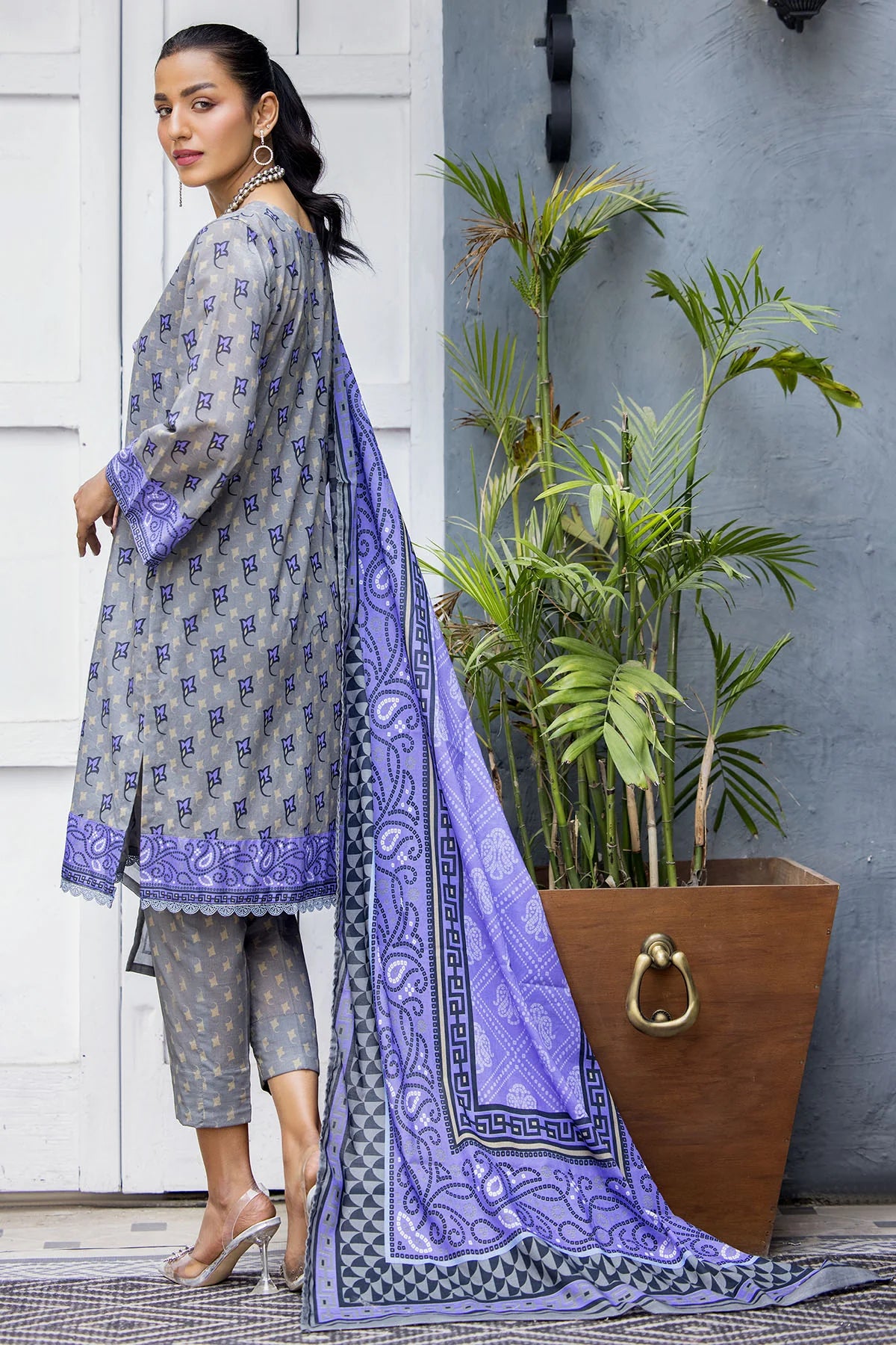 D#3705 Motifz Rang Digital Printed Lawn Collection 323 D#3705 Motifz Rang Digital Printed Lawn Collection 323