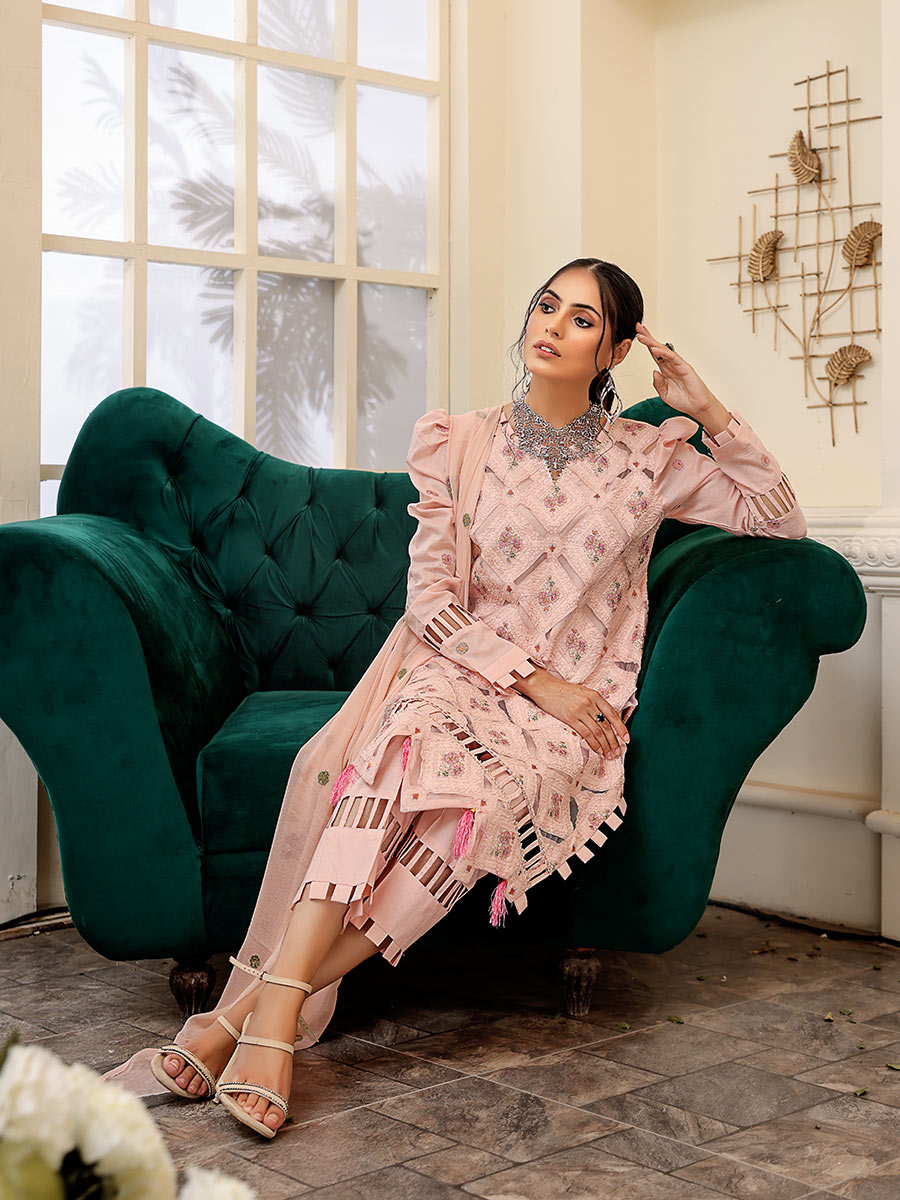 Mahnur Unstitched 3 Piece D#07 Mahnur Unstitched 3 Piece D#07