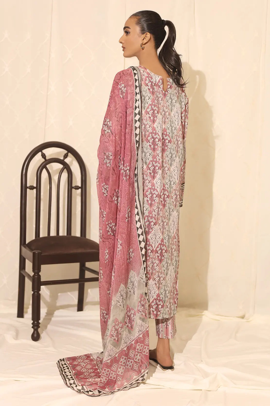 D#7770 Rashid Petal Digital Printed Lawn Collection 323 D#7770 Rashid Petal Digital Printed Lawn Collection 323