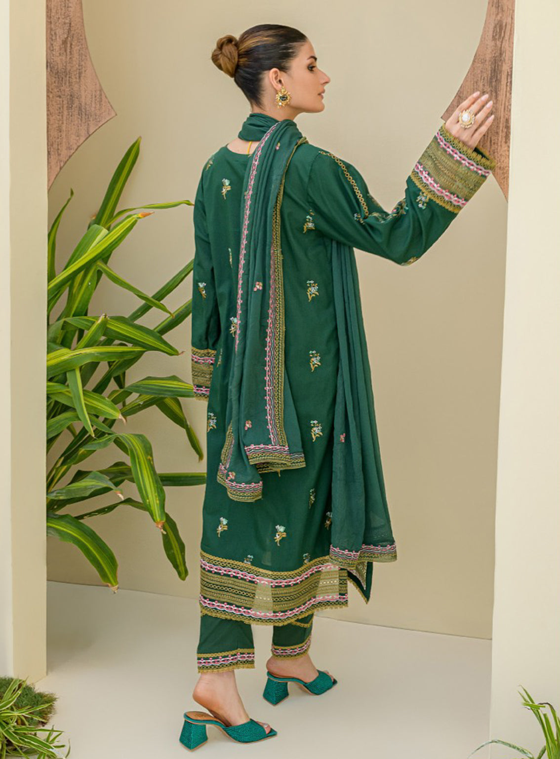 Souz-E-Ulfat By Addee Embroidered Lawn Stitched 3 Piece Suit - AD24SU SM-001 SAAMAAM Souz-E-Ulfat By Addee Embroidered Lawn Stitched 3 Piece Suit - AD24SU SM-001 SAAMAAM